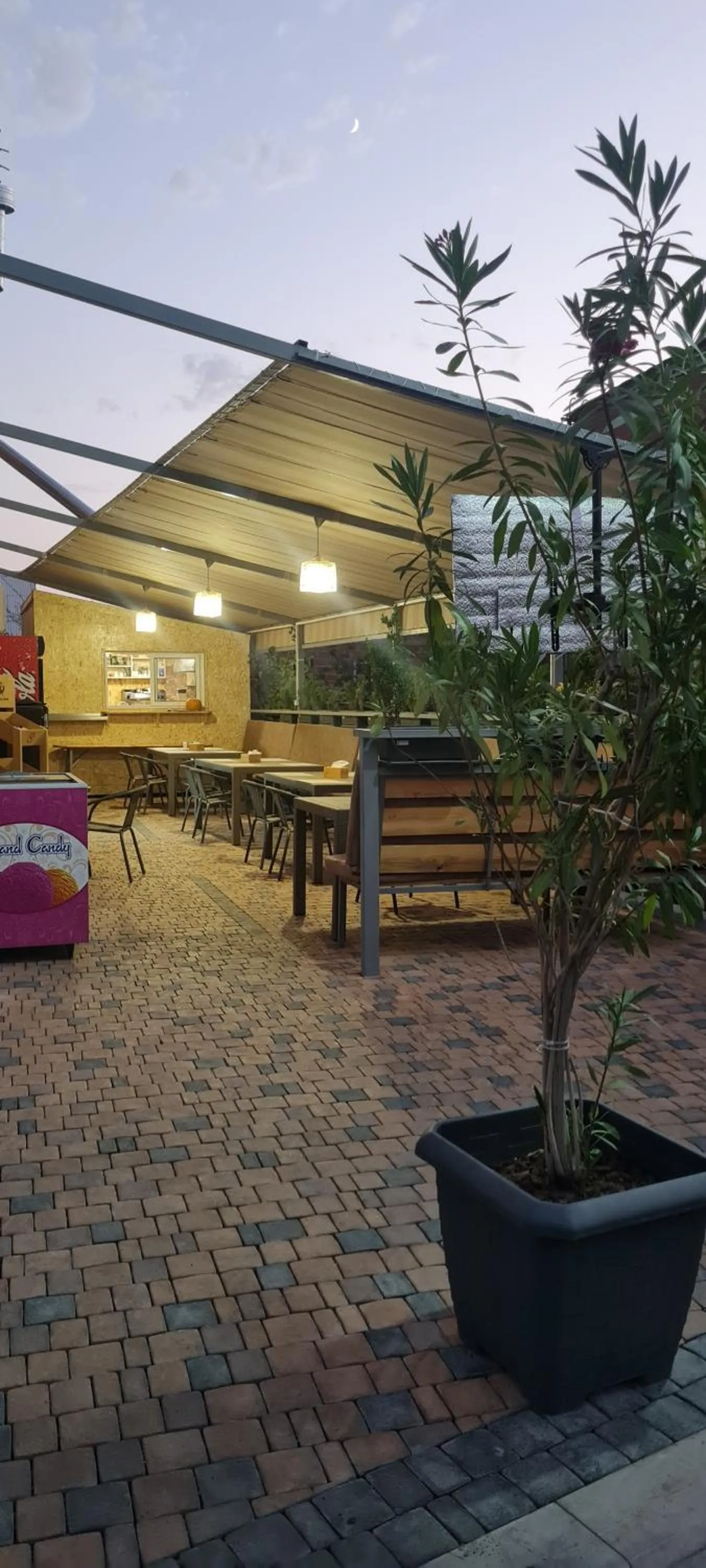 Restaurant/places to eat in Alex Hotel