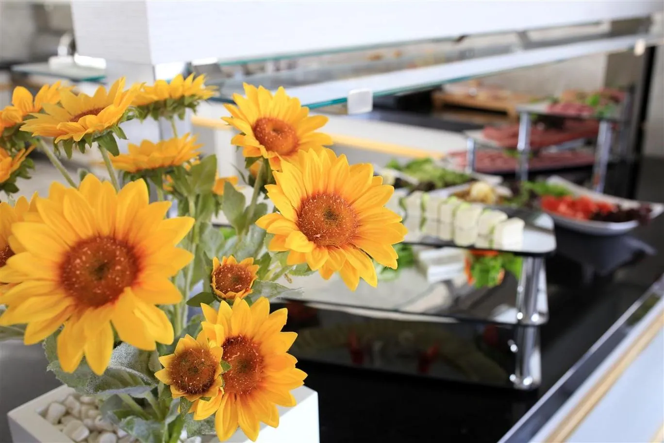 Restaurant/places to eat in SVEO Business Hotel