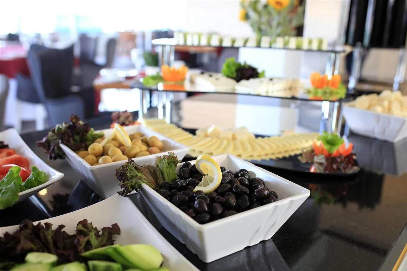 Restaurant/places to eat in SVEO Business Hotel