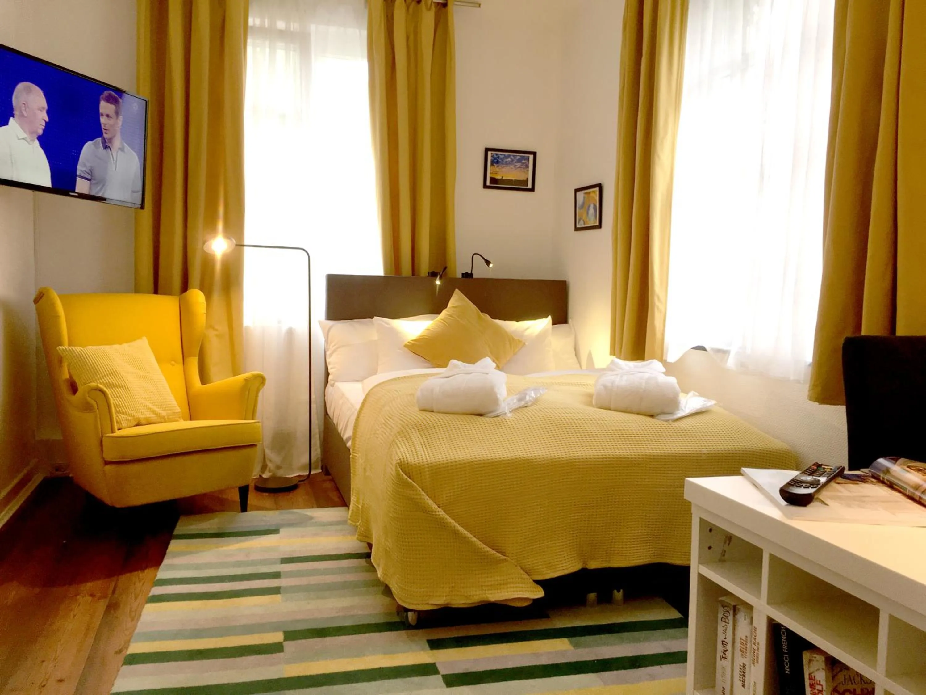 Photo of the whole room, Bed in Lilis kleines Hotel