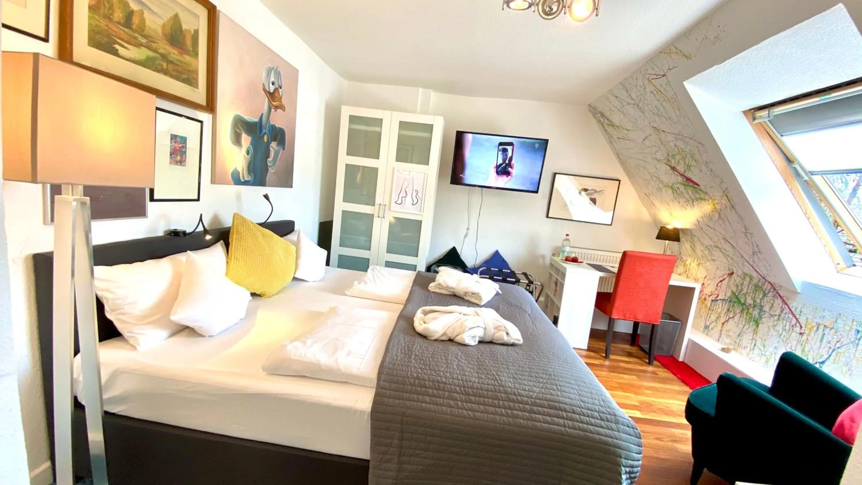 Photo of the whole room, Bed in Lilis kleines Hotel