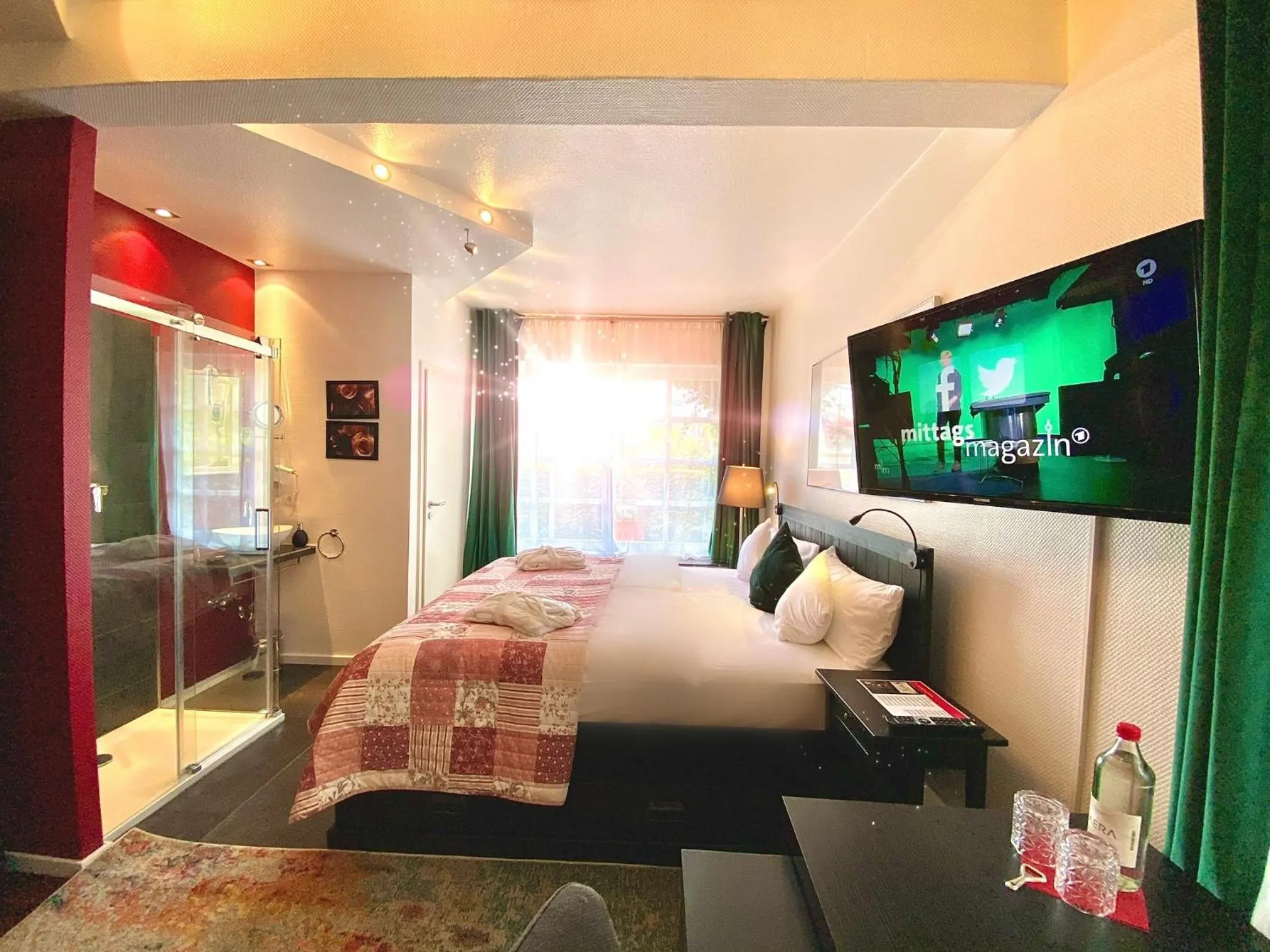 Photo of the whole room, Bed in Lilis kleines Hotel