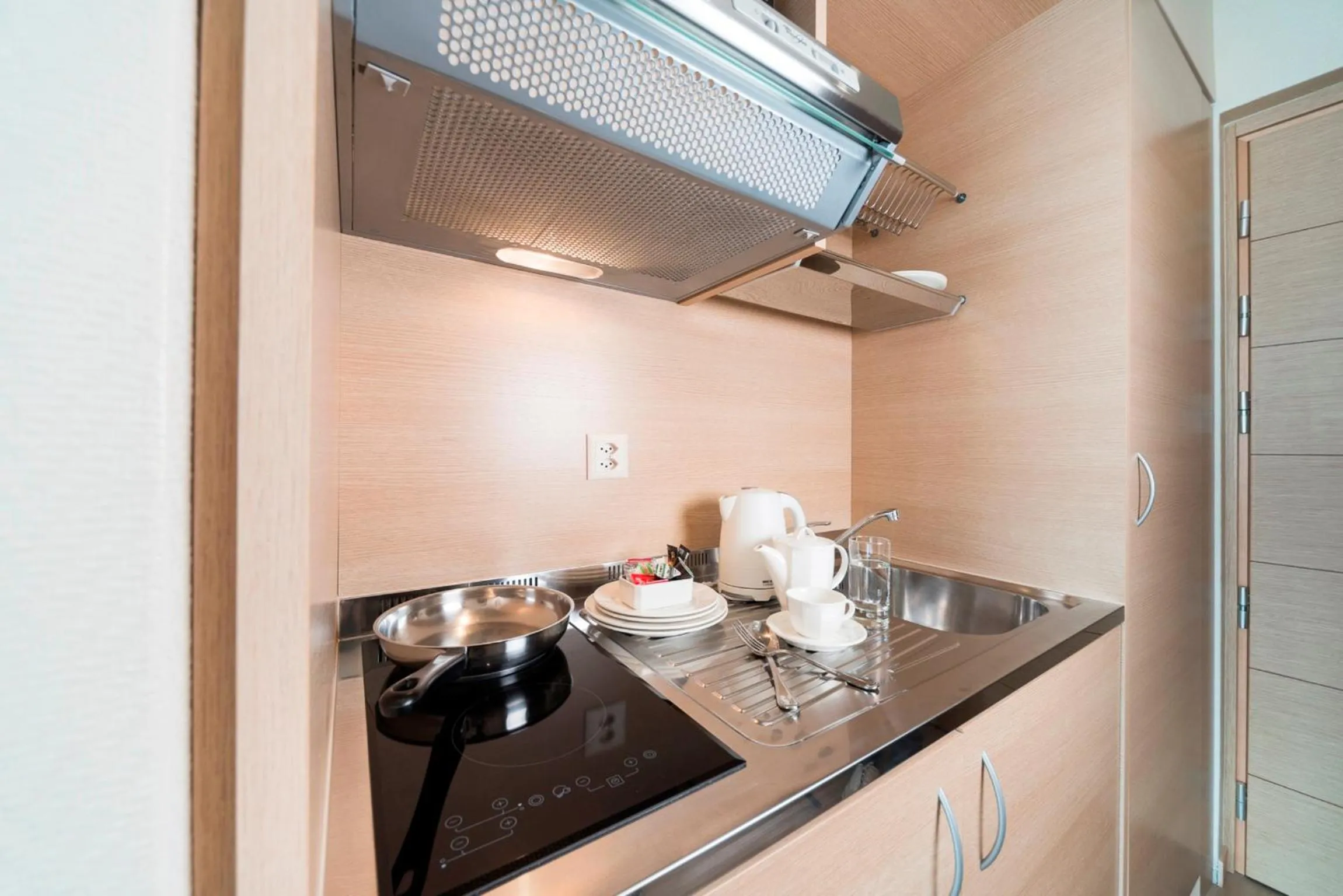 Kitchen or kitchenette in Starling Hôtel Résidence Genève