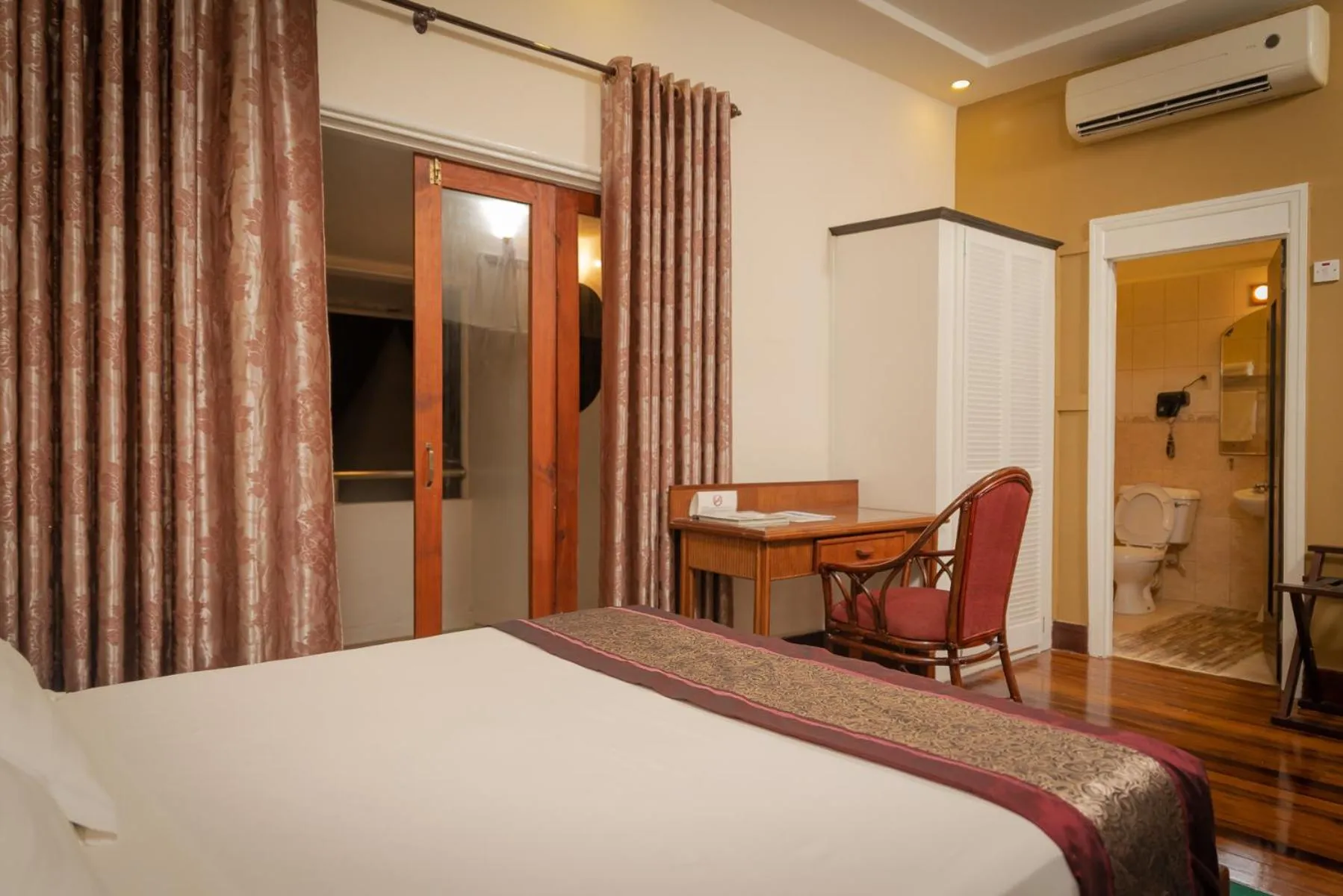 Bedroom, Bed in Herdmanston Lodge Hotel