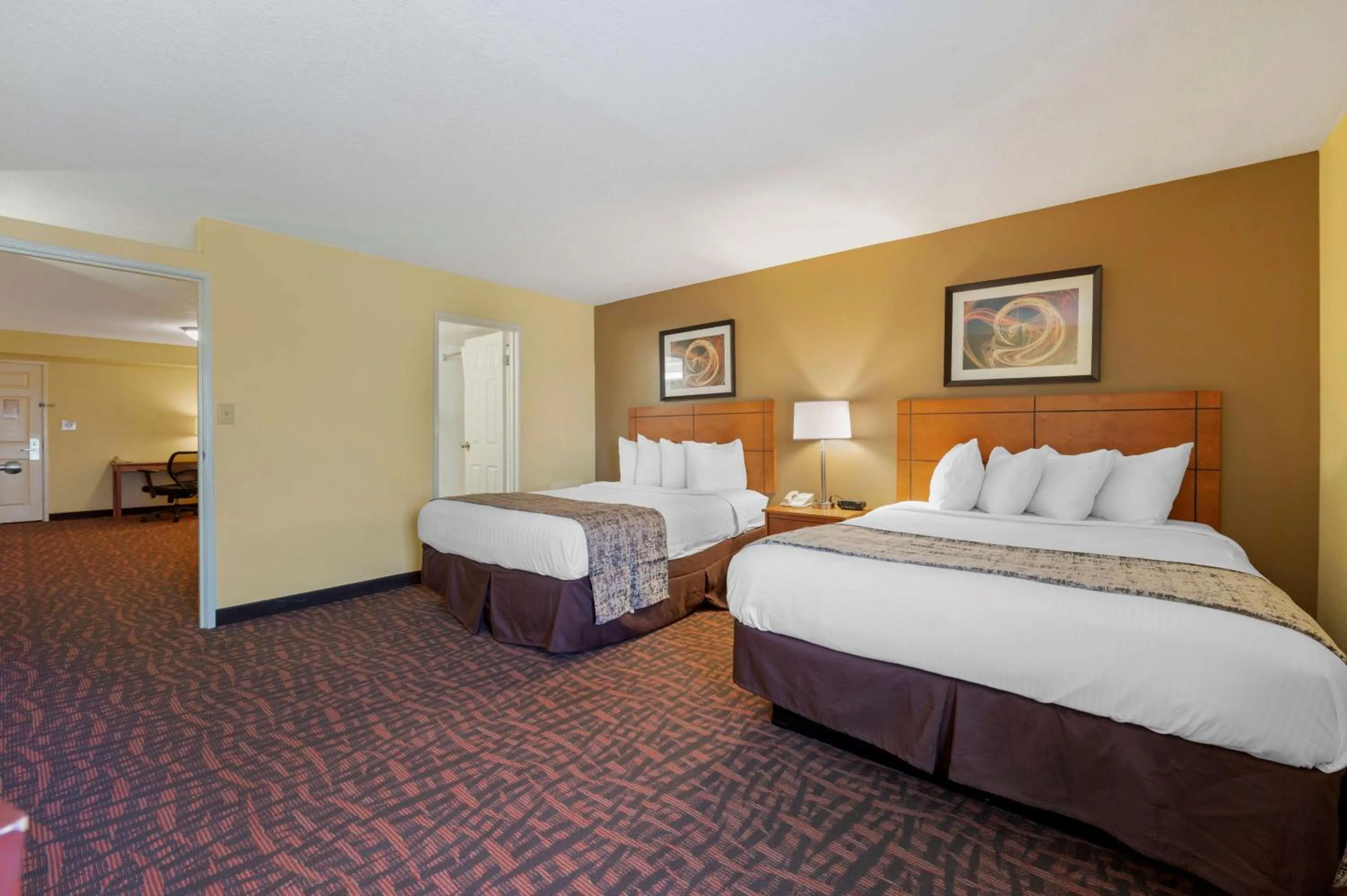 Photo of the whole room, Bed in Best Western Louisville East Inn & Suites