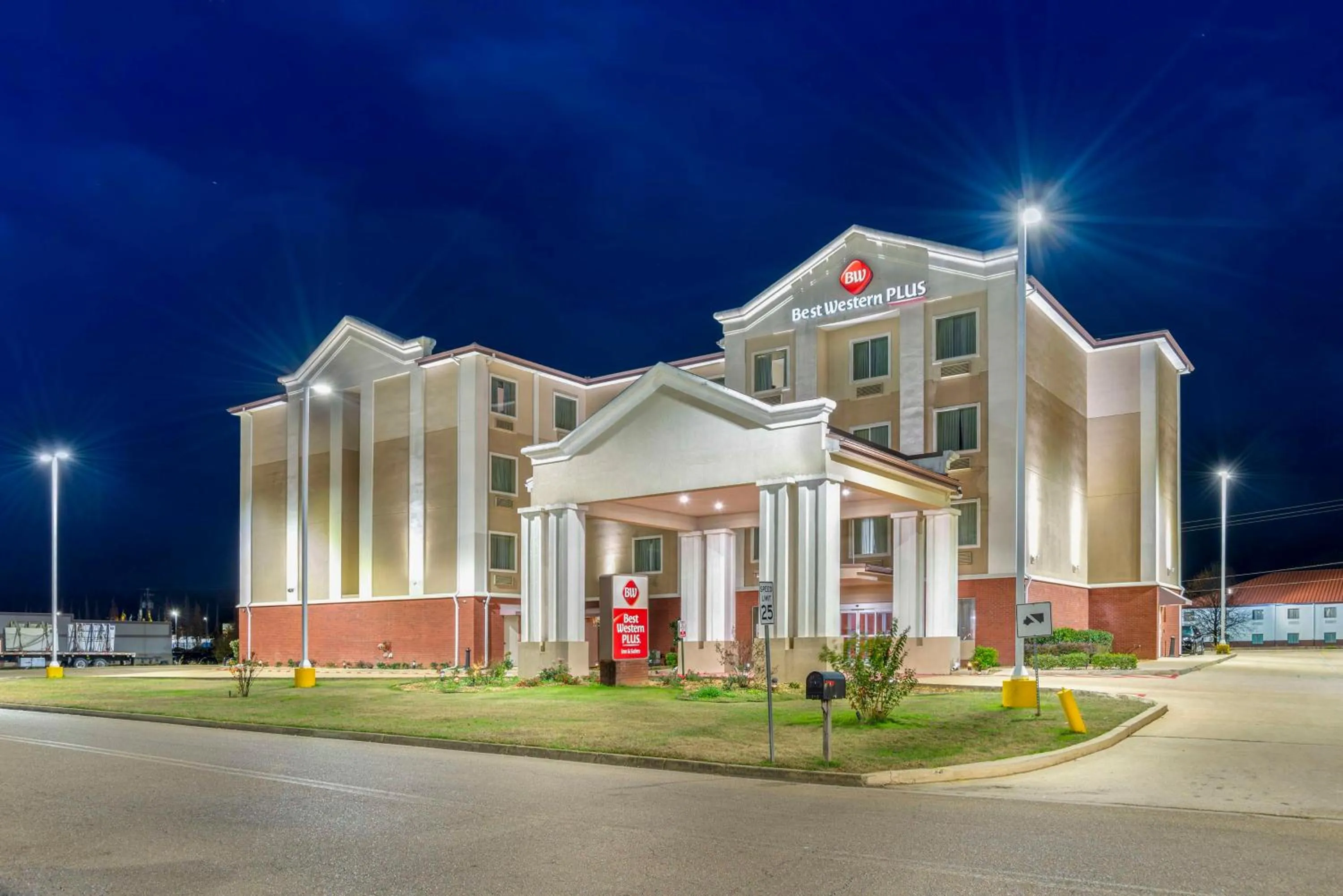 Property building in Best Western Plus Flowood Inn & Suites