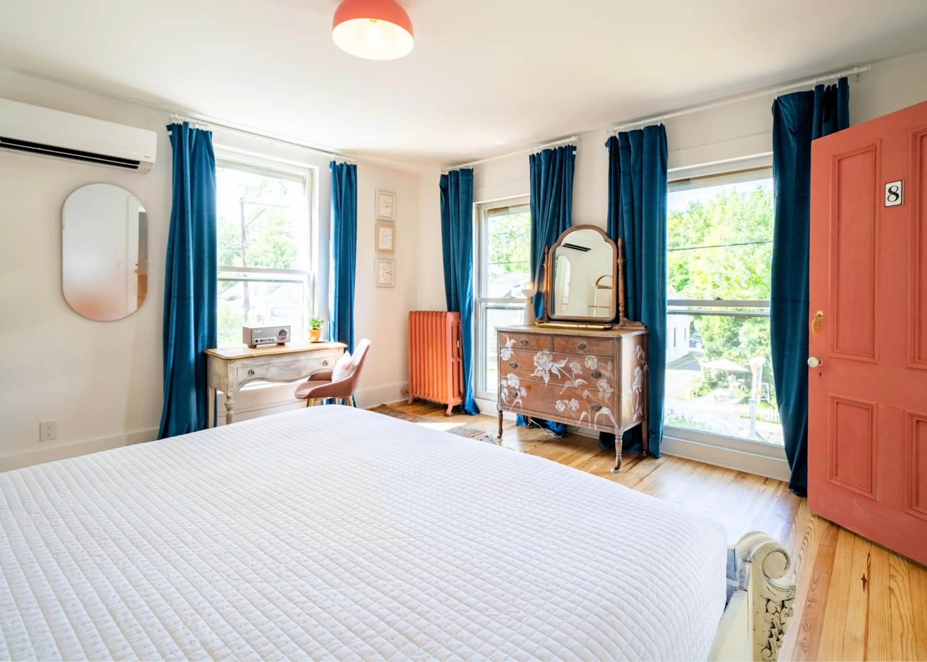 Bedroom, Bed in Twin Gables of Woodstock