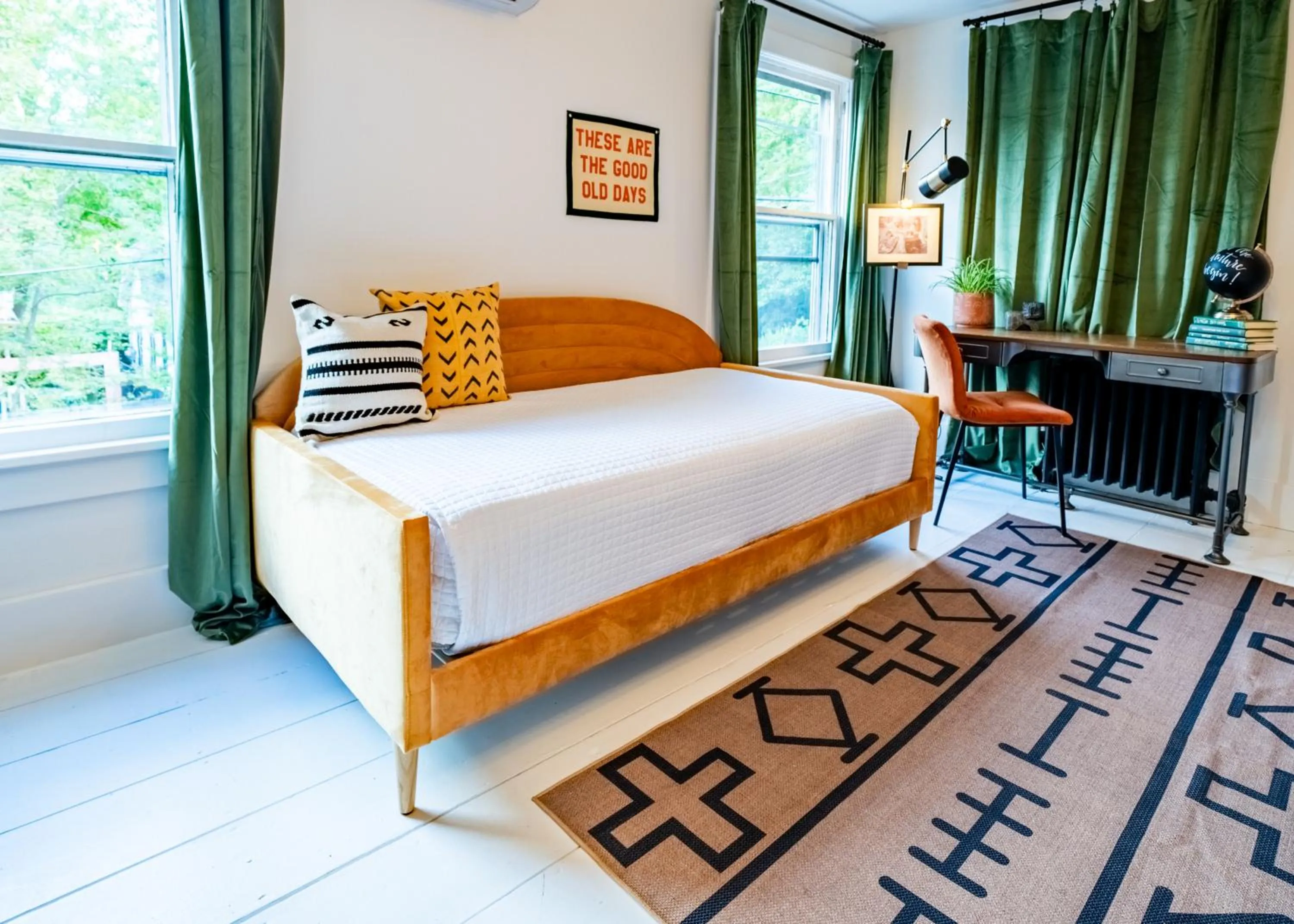 Bedroom, Bed in Twin Gables of Woodstock