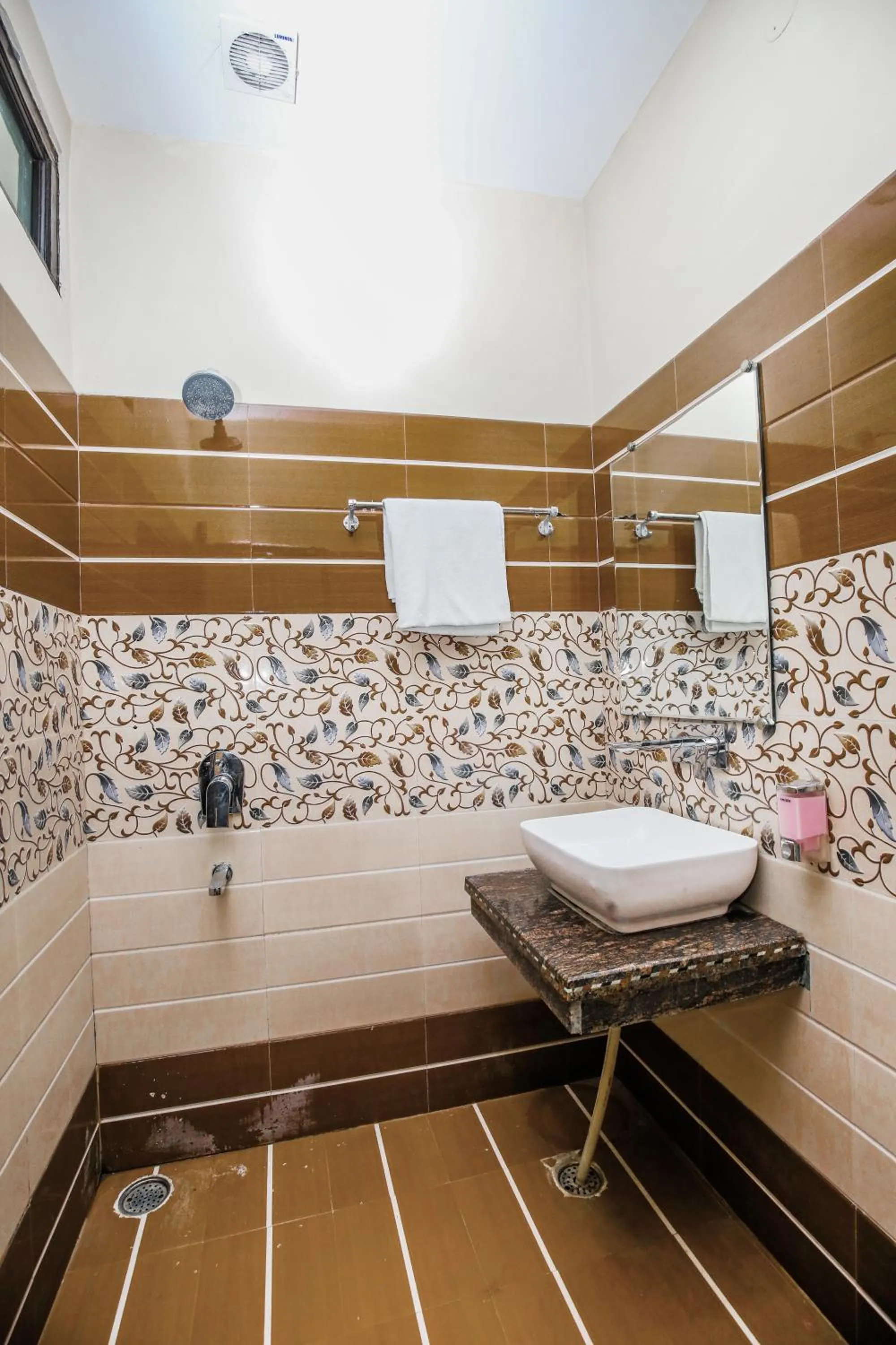 Shower in Hotel Karan Residency - 5 Min Walk From Golden Temple