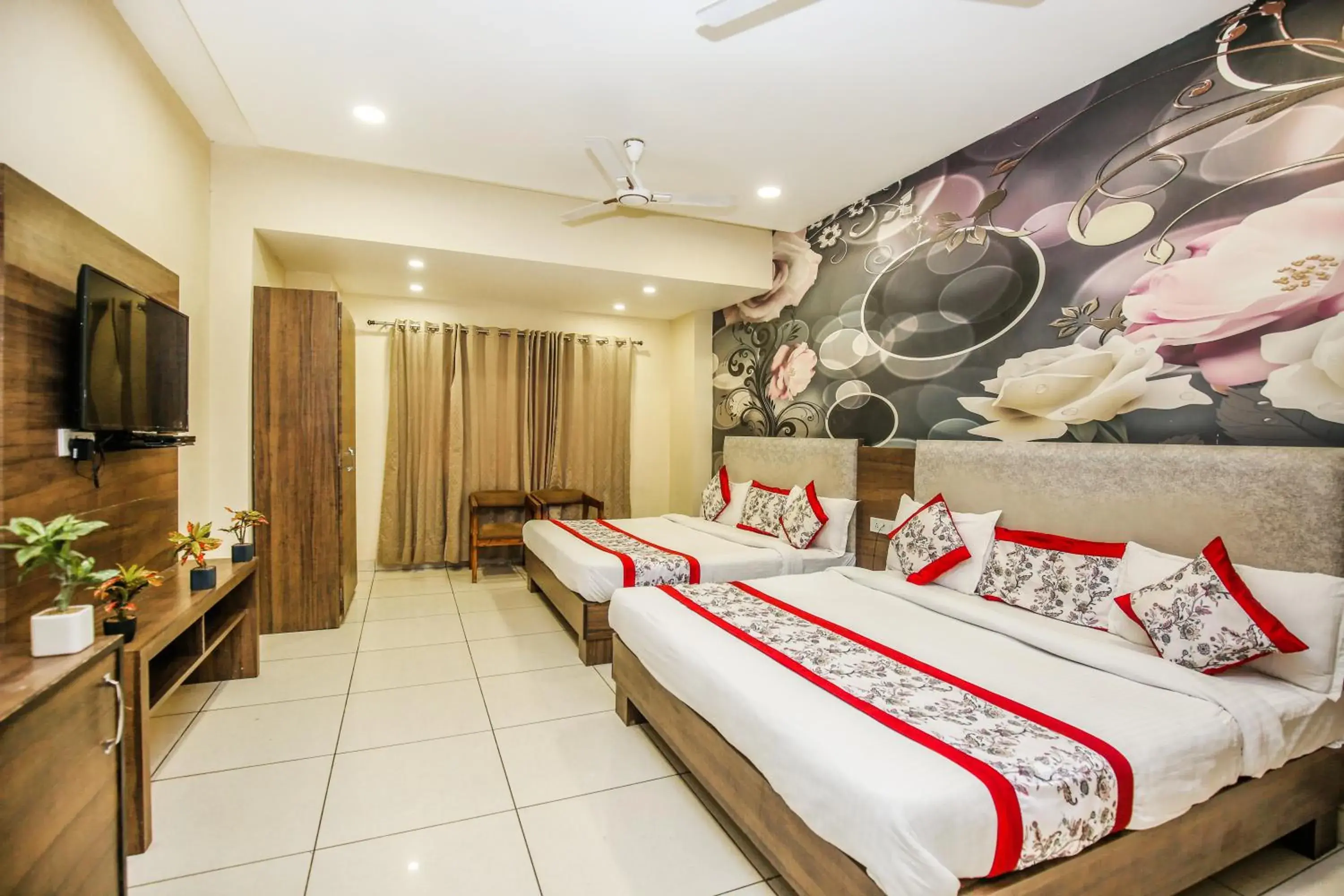 Family Suite in Hotel Karan Residency - 5 Min Walk From Golden Temple Family Suite in Hotel Karan Residency - 5 Min Walk From Golden Temple