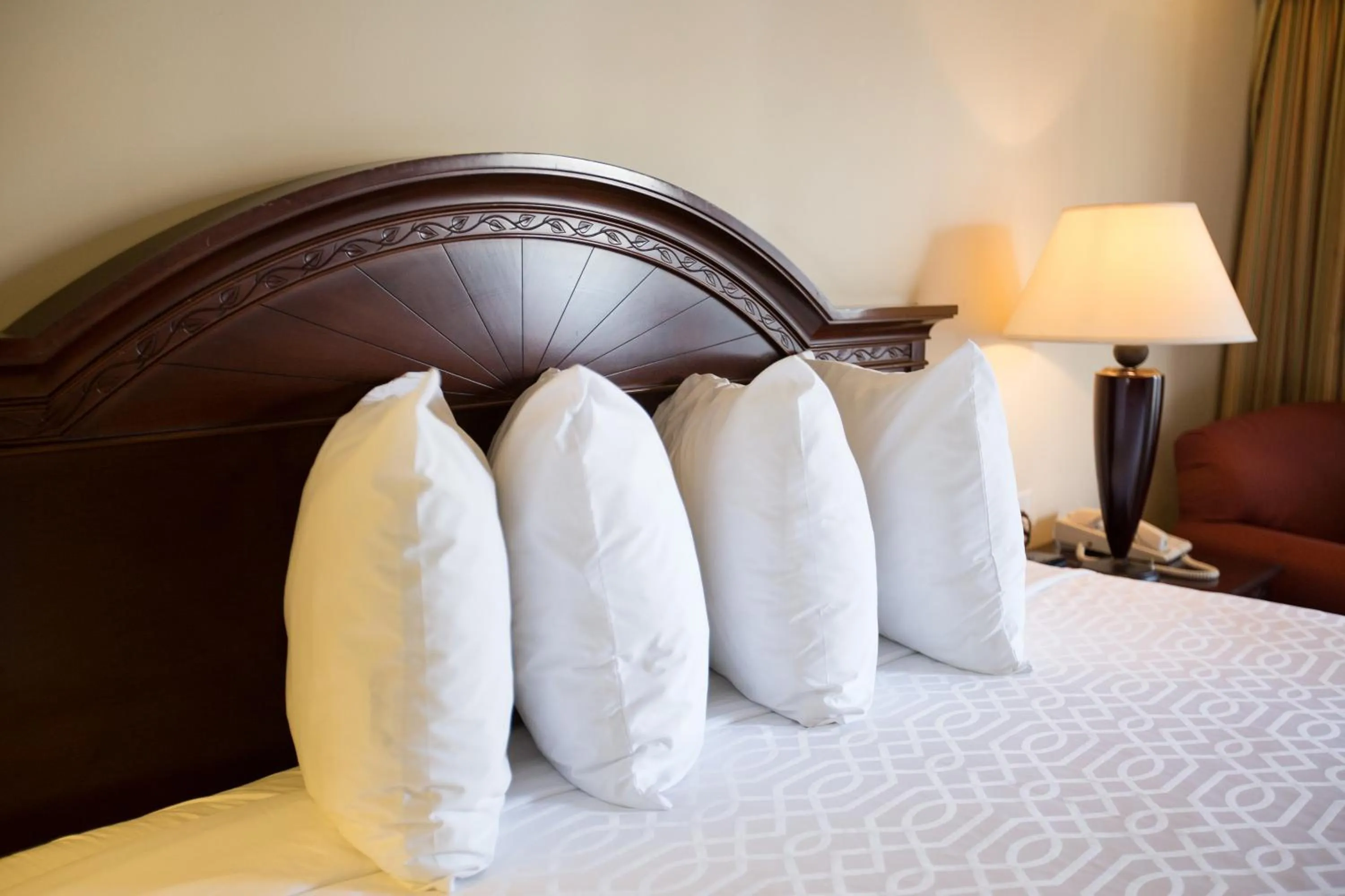 Bed in Queens Inn Anaheim