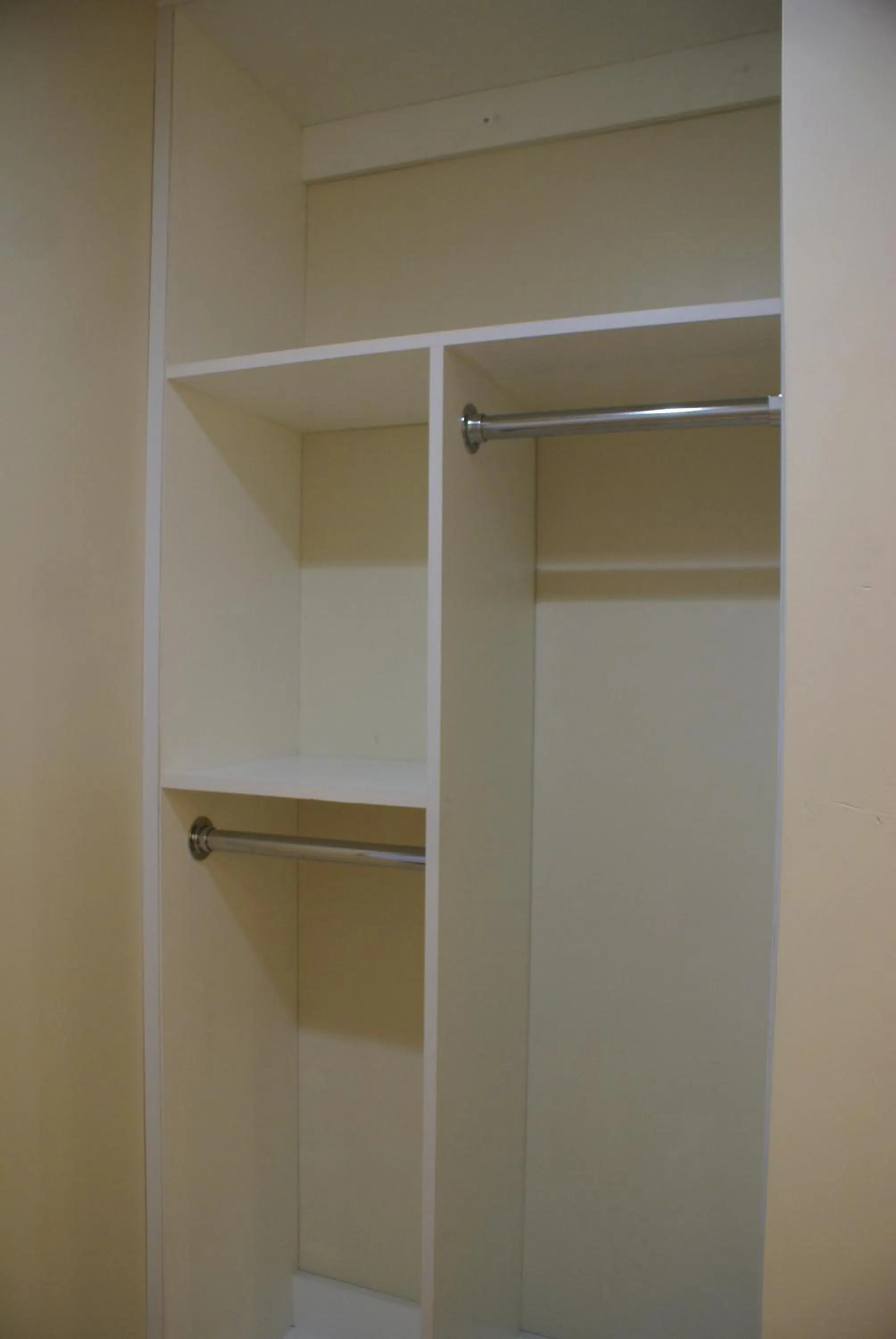 Decorative detail in Queens Inn Anaheim