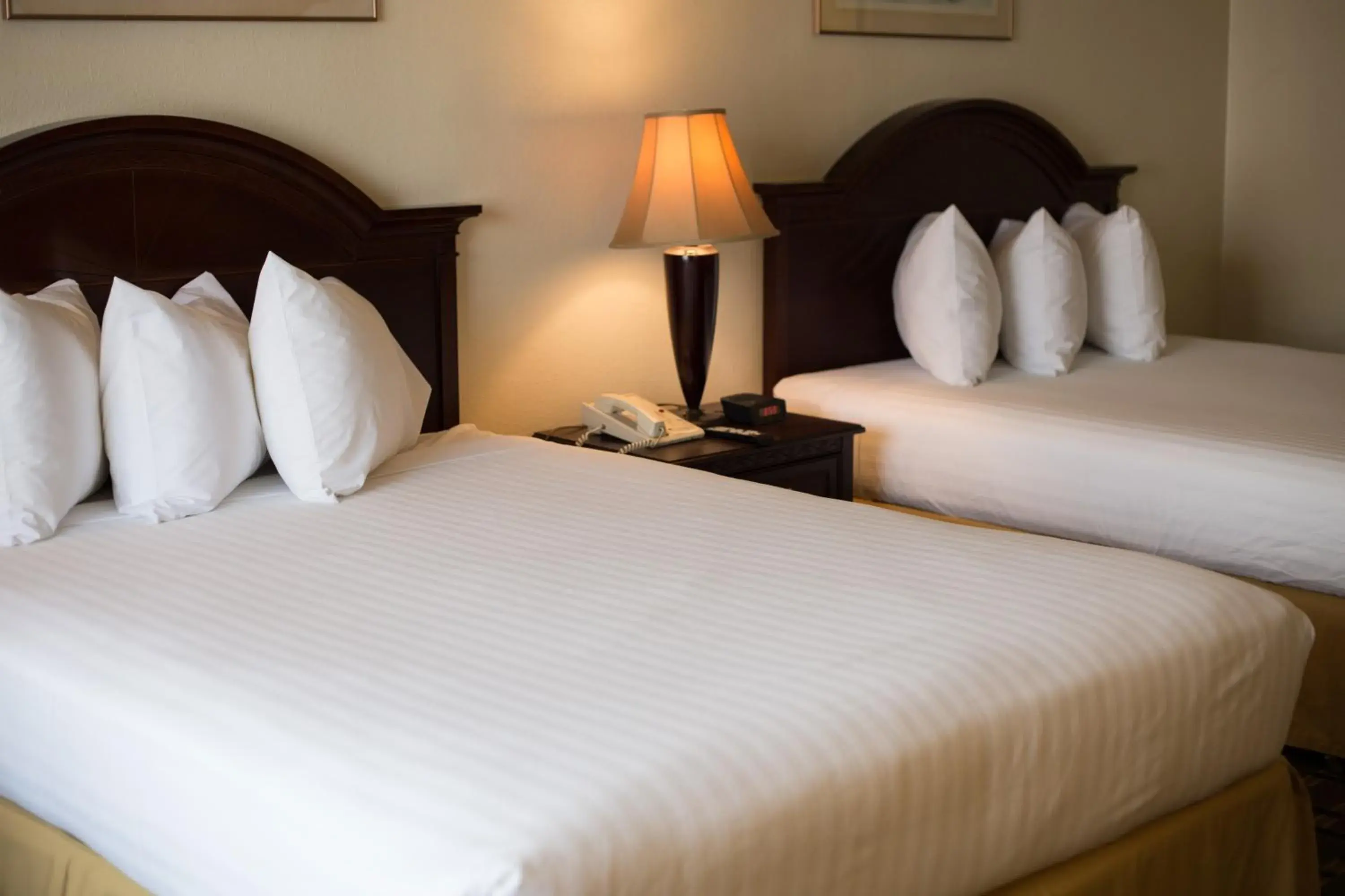 Queen Room with Two Queen Beds in Queens Inn Anaheim Queen Room with Two Queen Beds in Queens Inn Anaheim