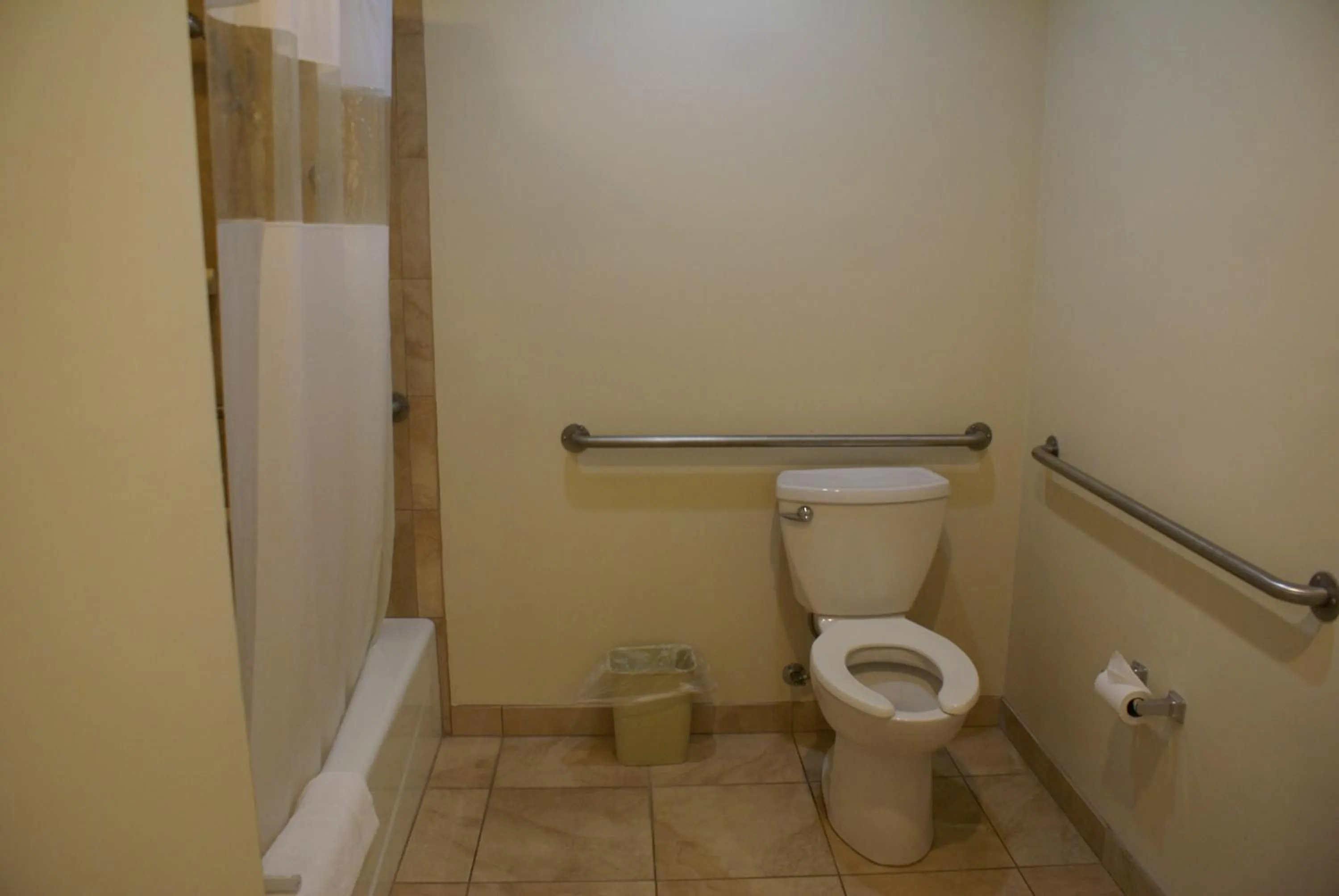 Bathroom in Queens Inn Anaheim