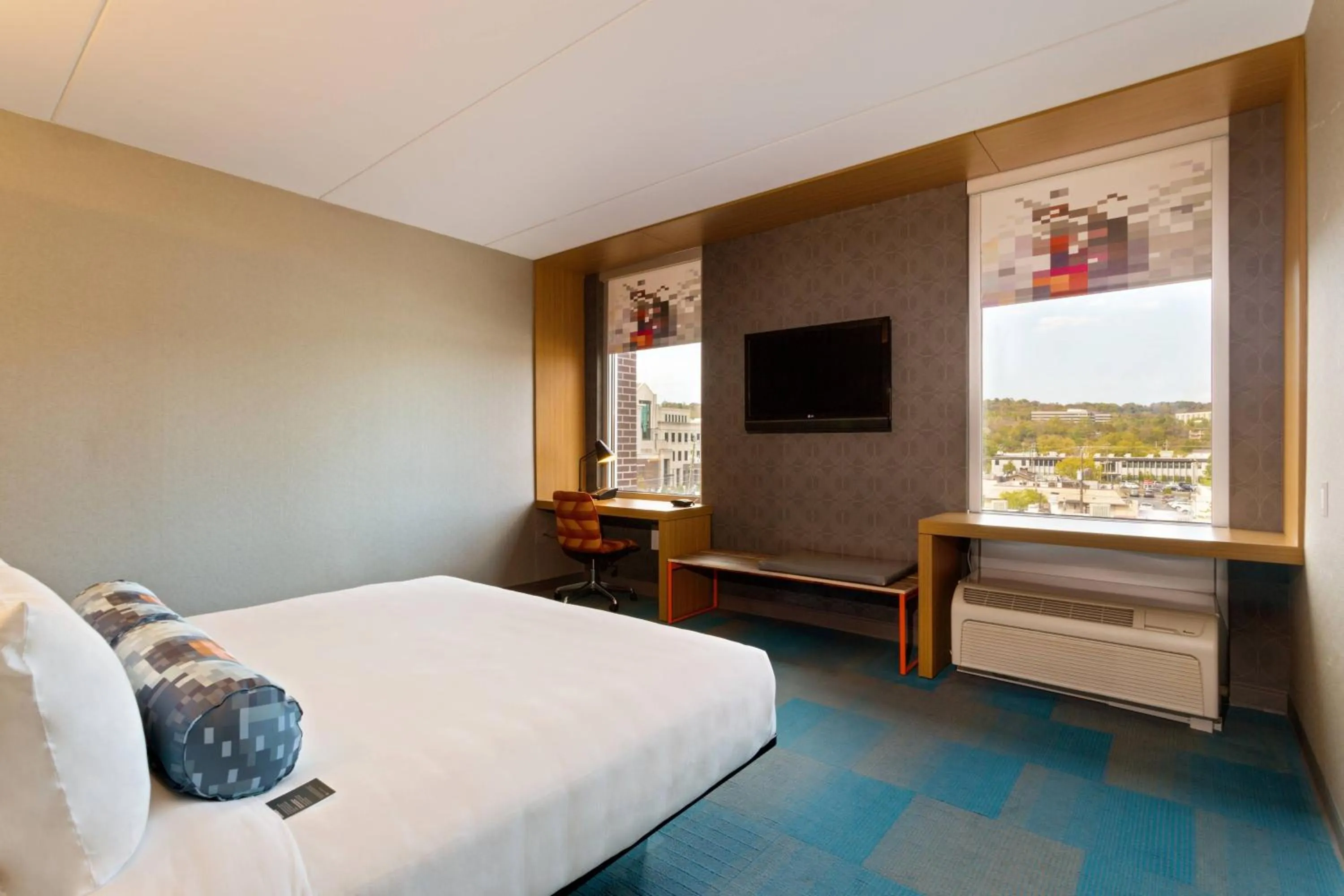 Photo of the whole room, Bed in Aloft Birmingham Soho Square