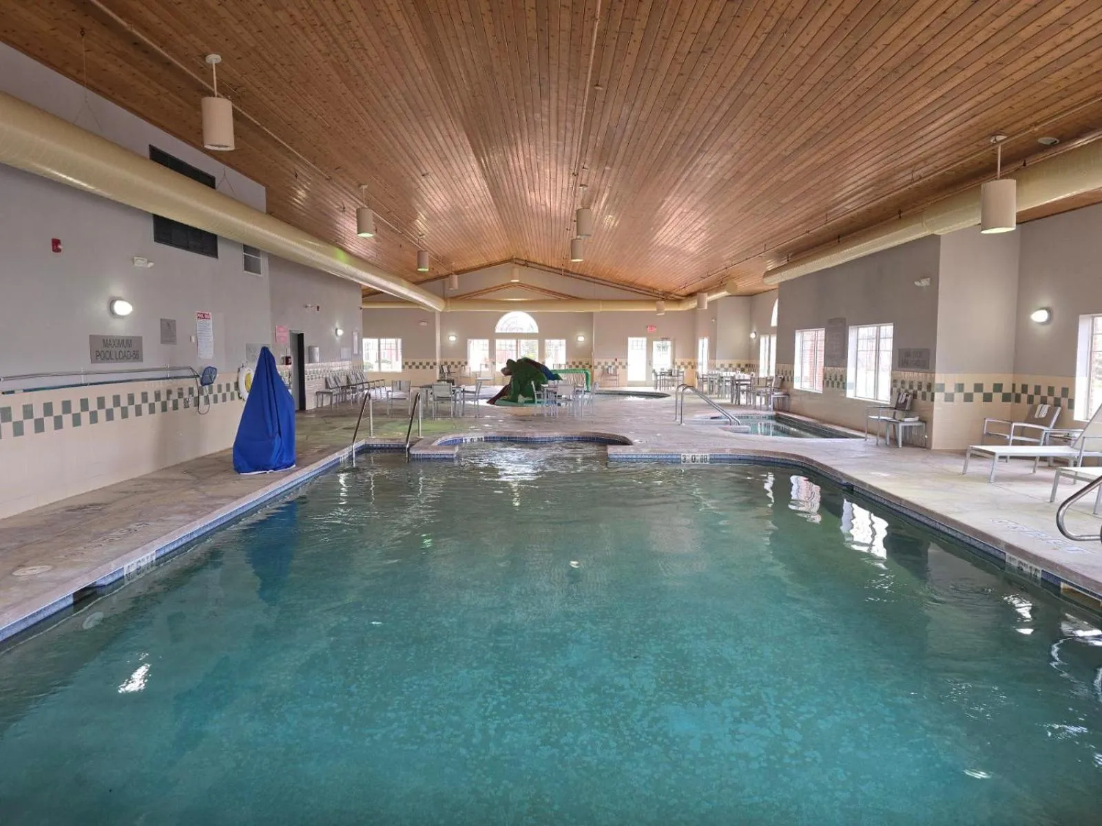 Swimming pool in Country Inn & Suites by Radisson, Green Bay East, WI