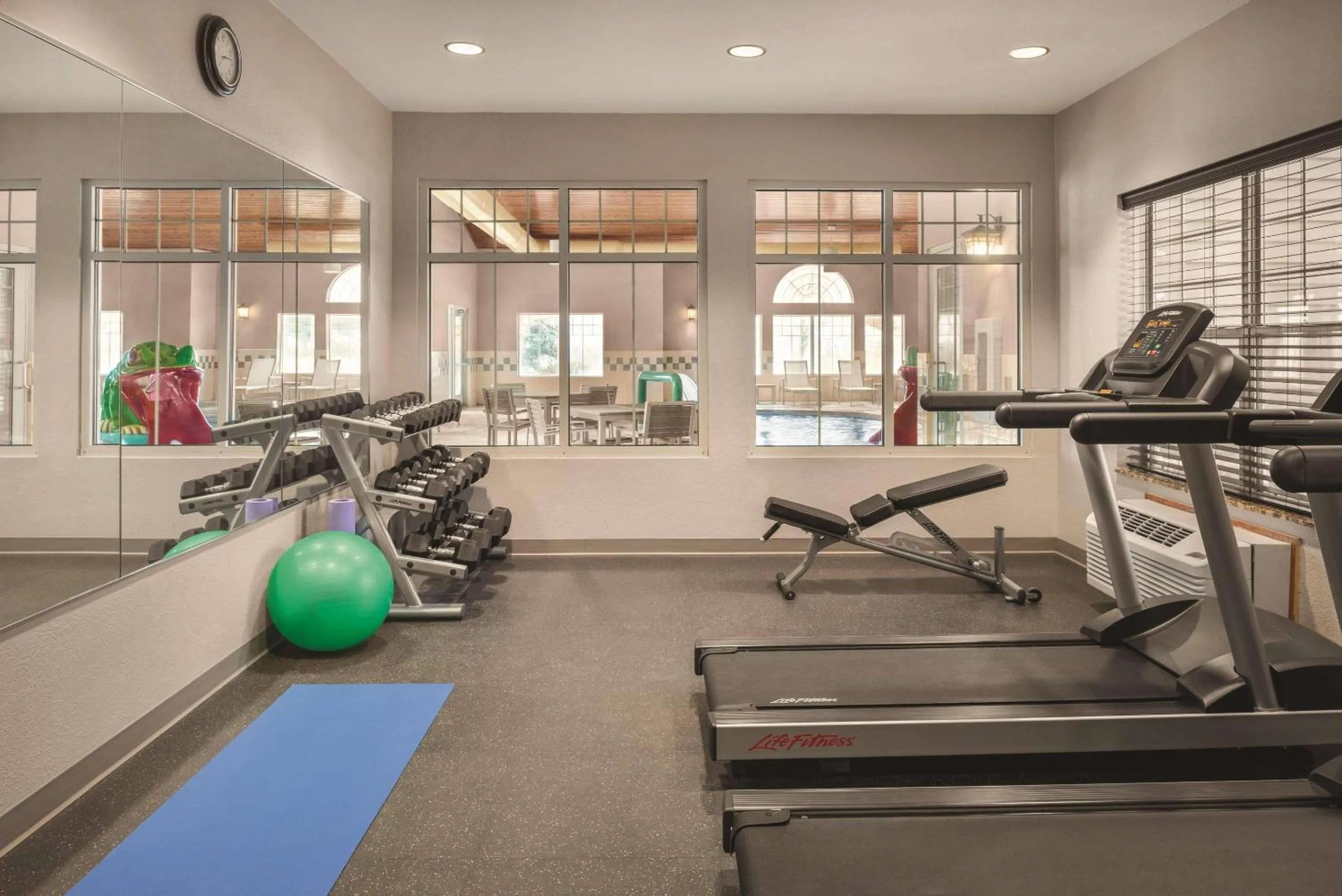 Fitness centre/facilities in Country Inn & Suites by Radisson, Green Bay East, WI