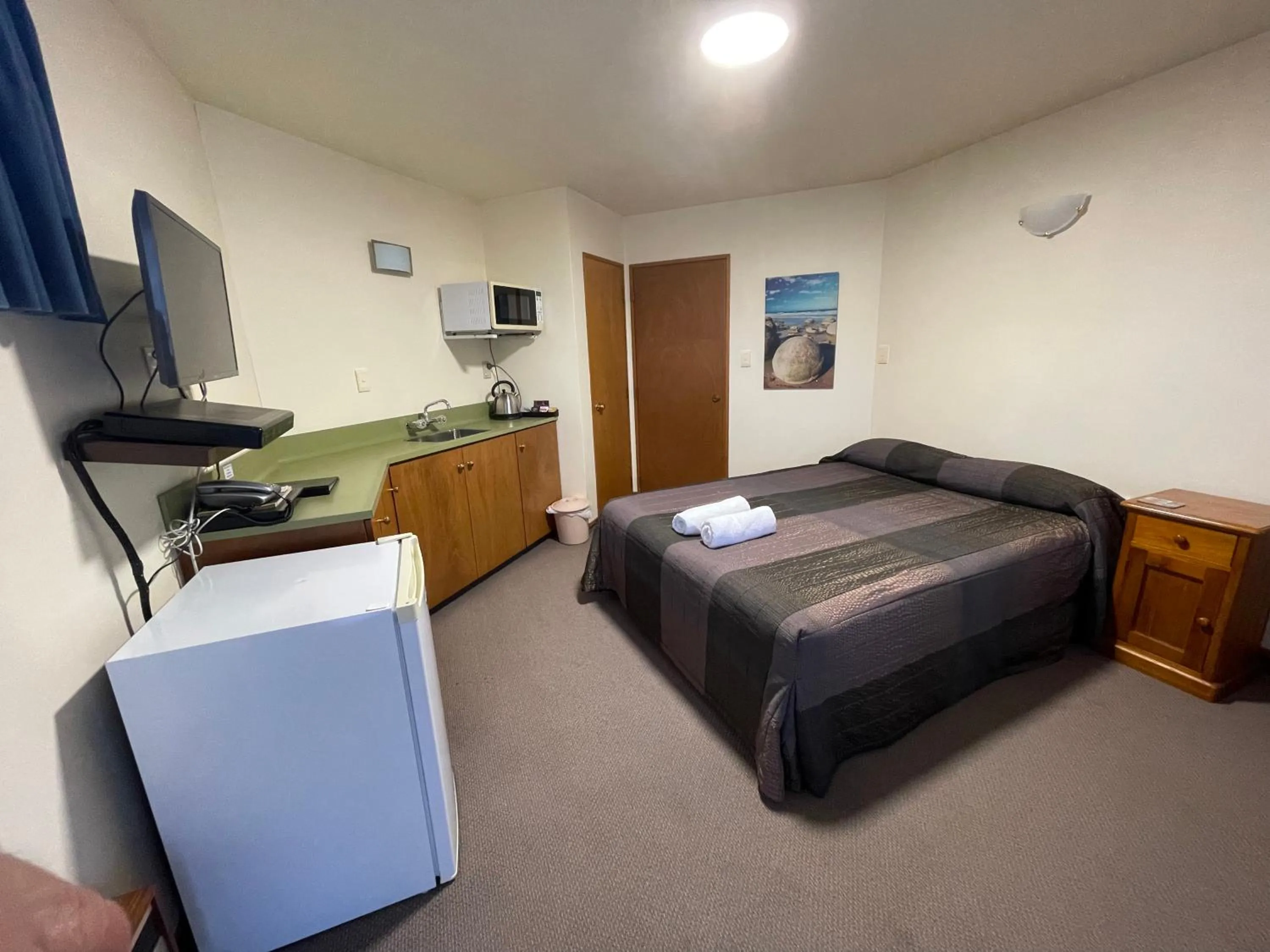 Photo of the whole room, Bed in Heritage Court Lodge Oamaru