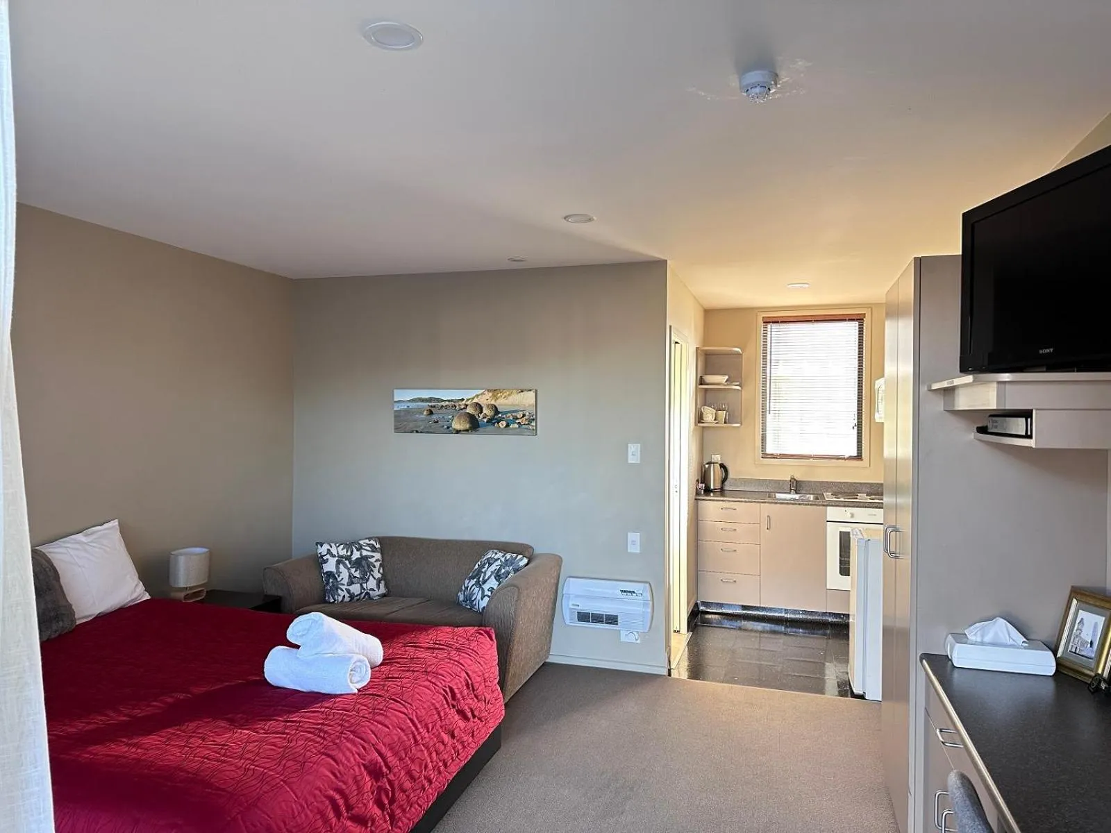 Photo of the whole room, Bed in Heritage Court Lodge Oamaru