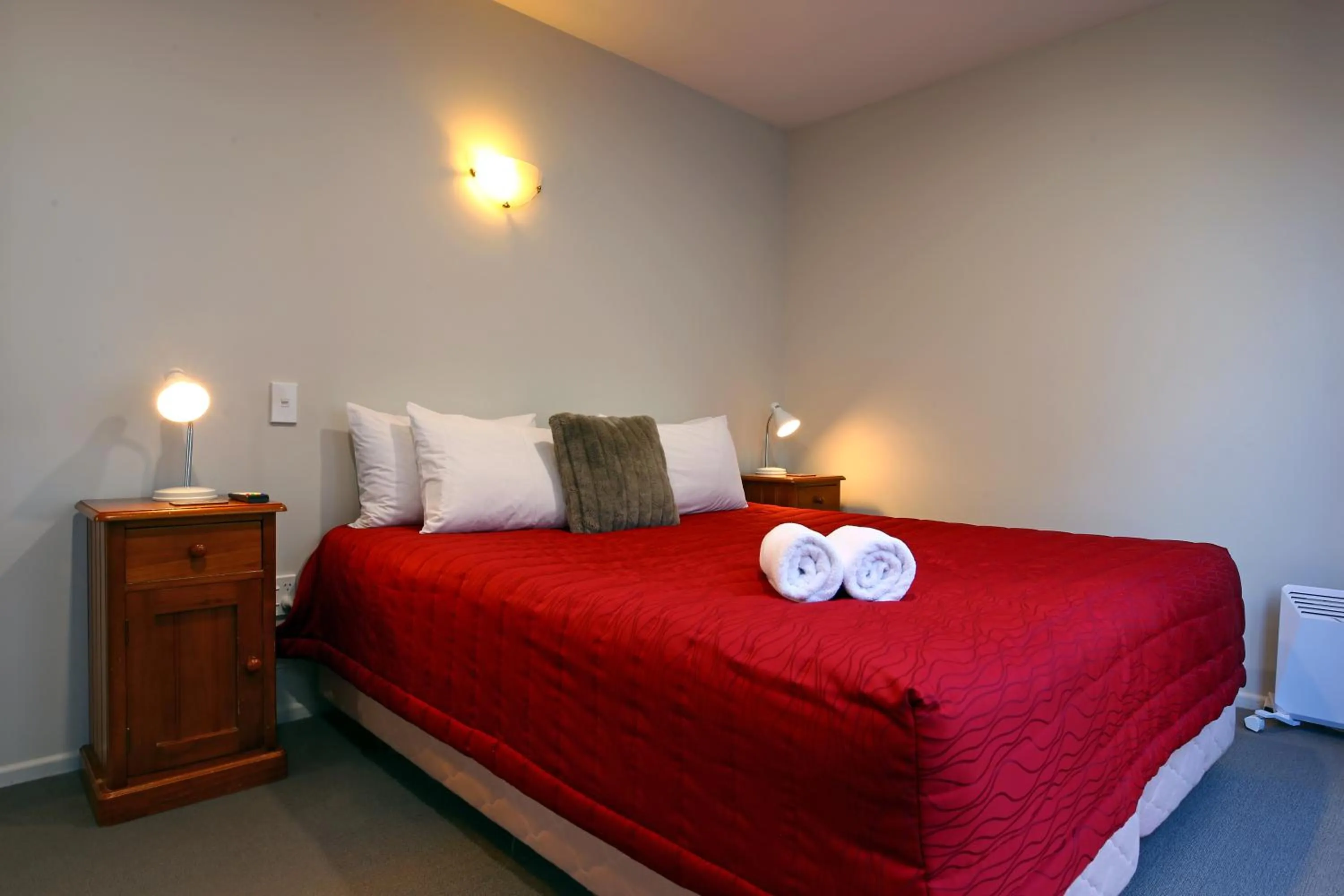 Bedroom, Bed in Heritage Court Lodge Oamaru