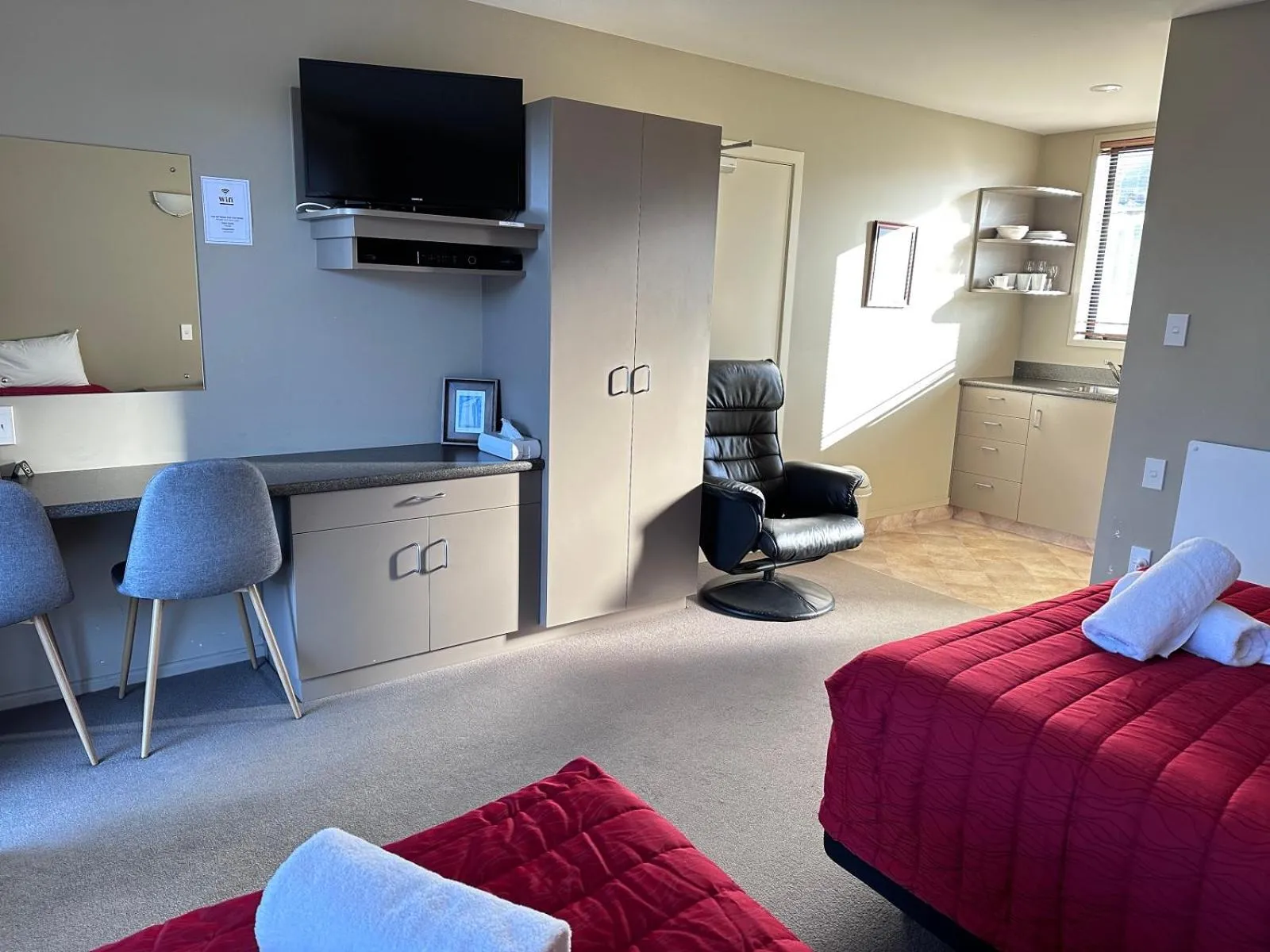 Photo of the whole room, Bed in Heritage Court Lodge Oamaru