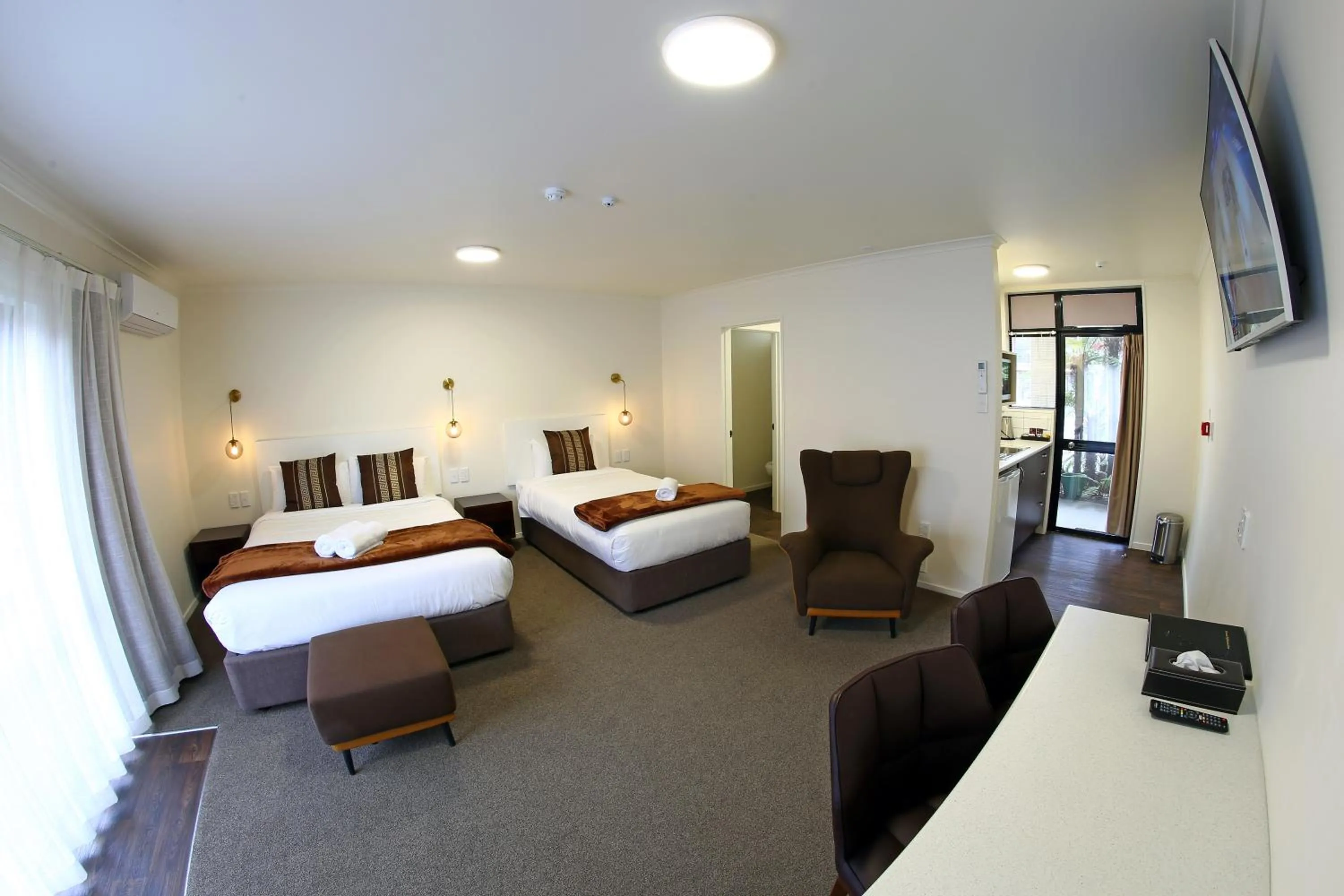 Photo of the whole room, Bed in Heritage Court Lodge Oamaru