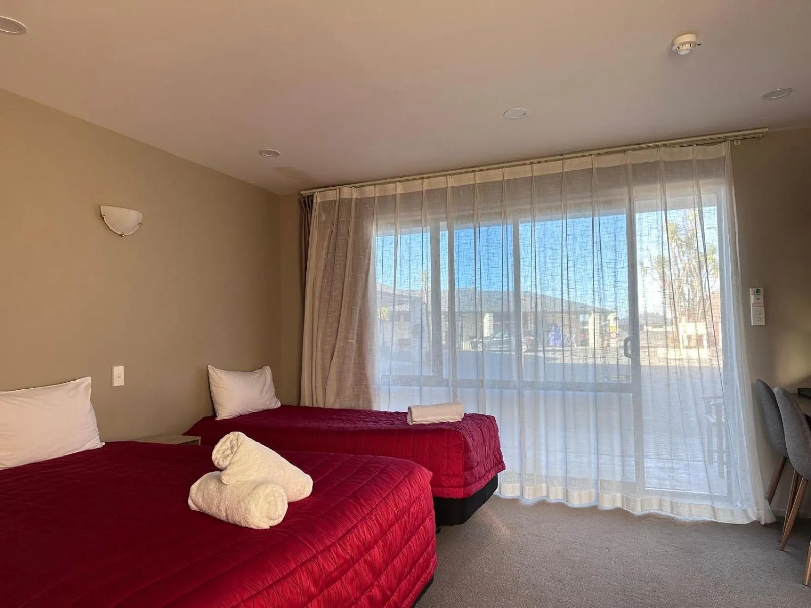 Photo of the whole room, Bed in Heritage Court Lodge Oamaru
