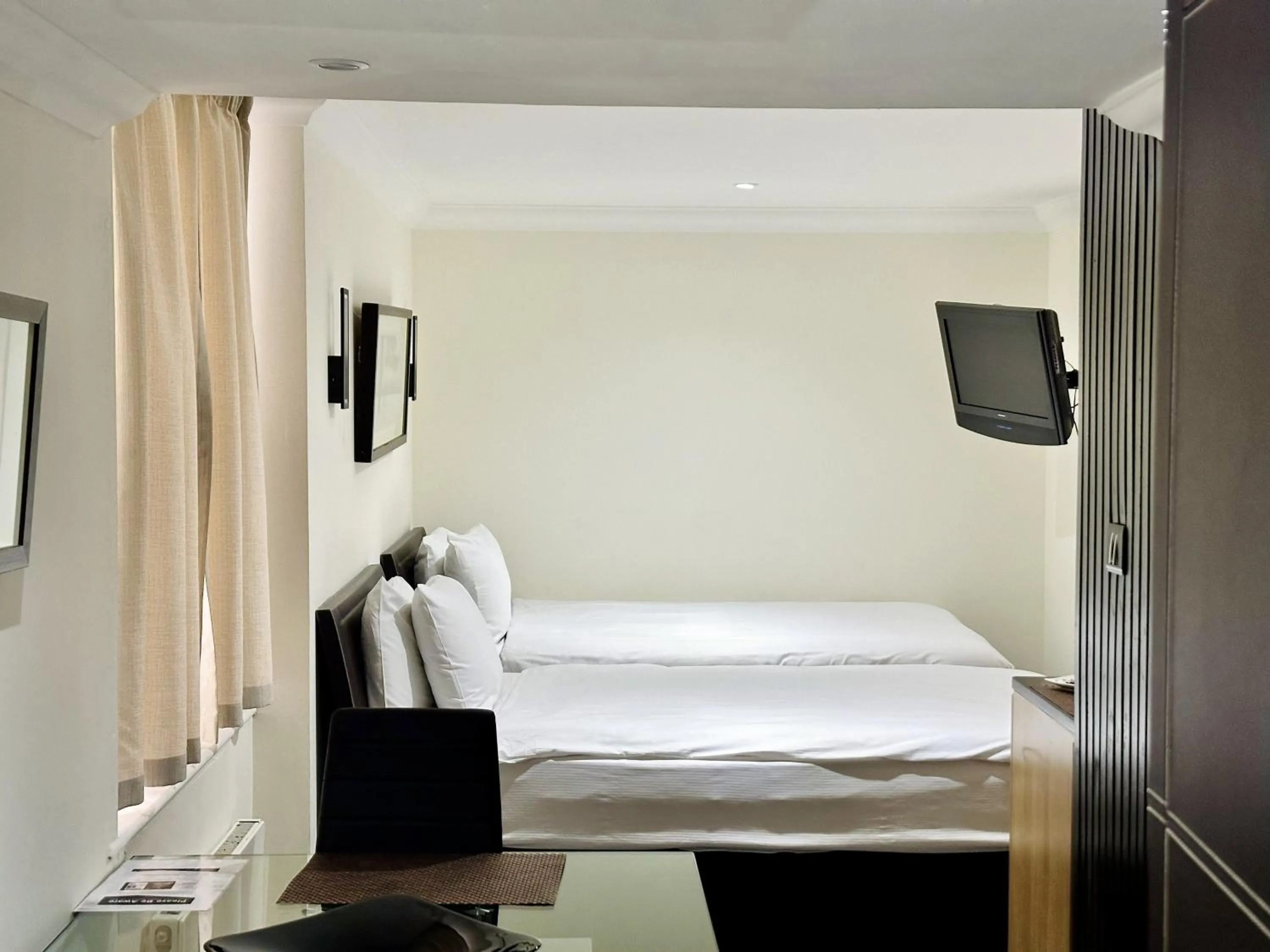 Bed in The Royale Chulan Hyde Park Hotel