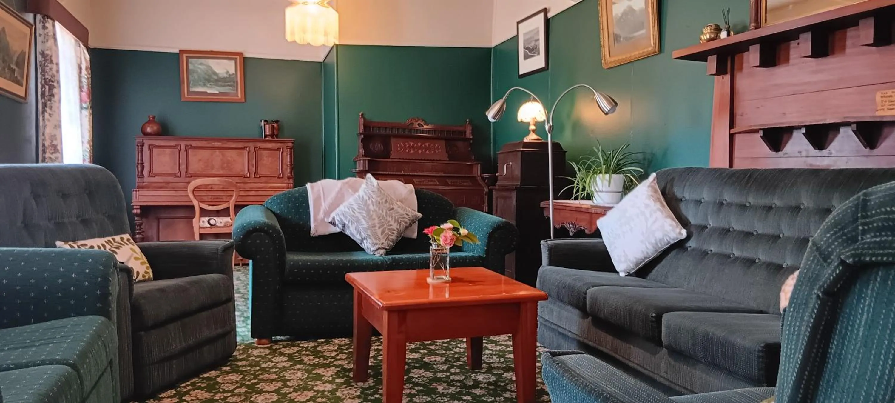 Communal lounge/ TV room in Murrells Grand View House