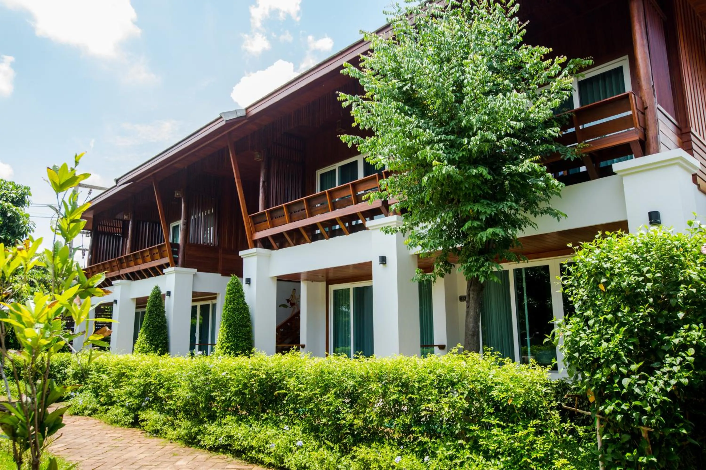 Property building in Ruen Come In