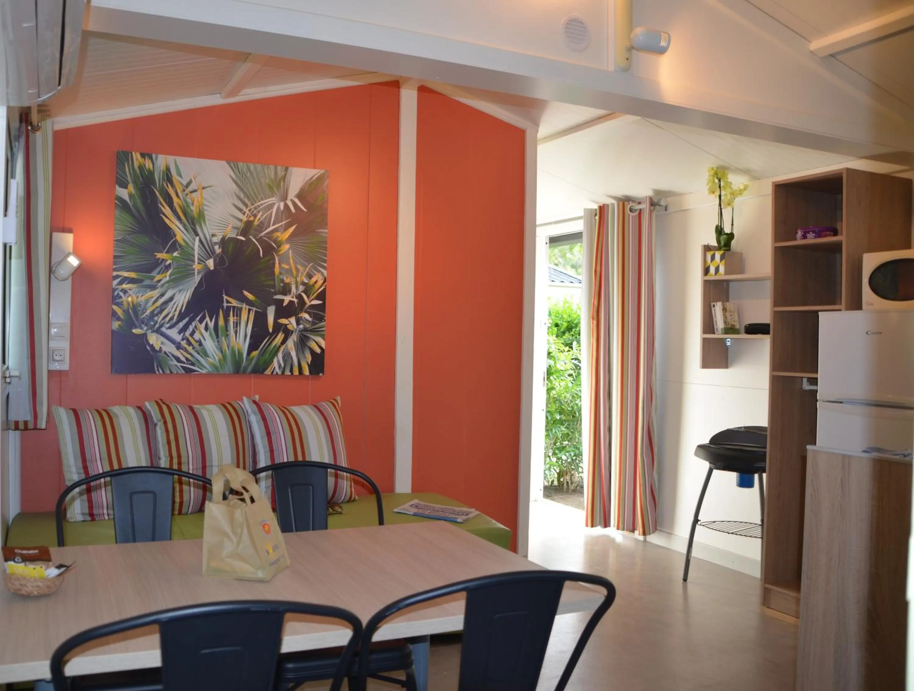 Dining area in Domaine La Pinède Enchantée