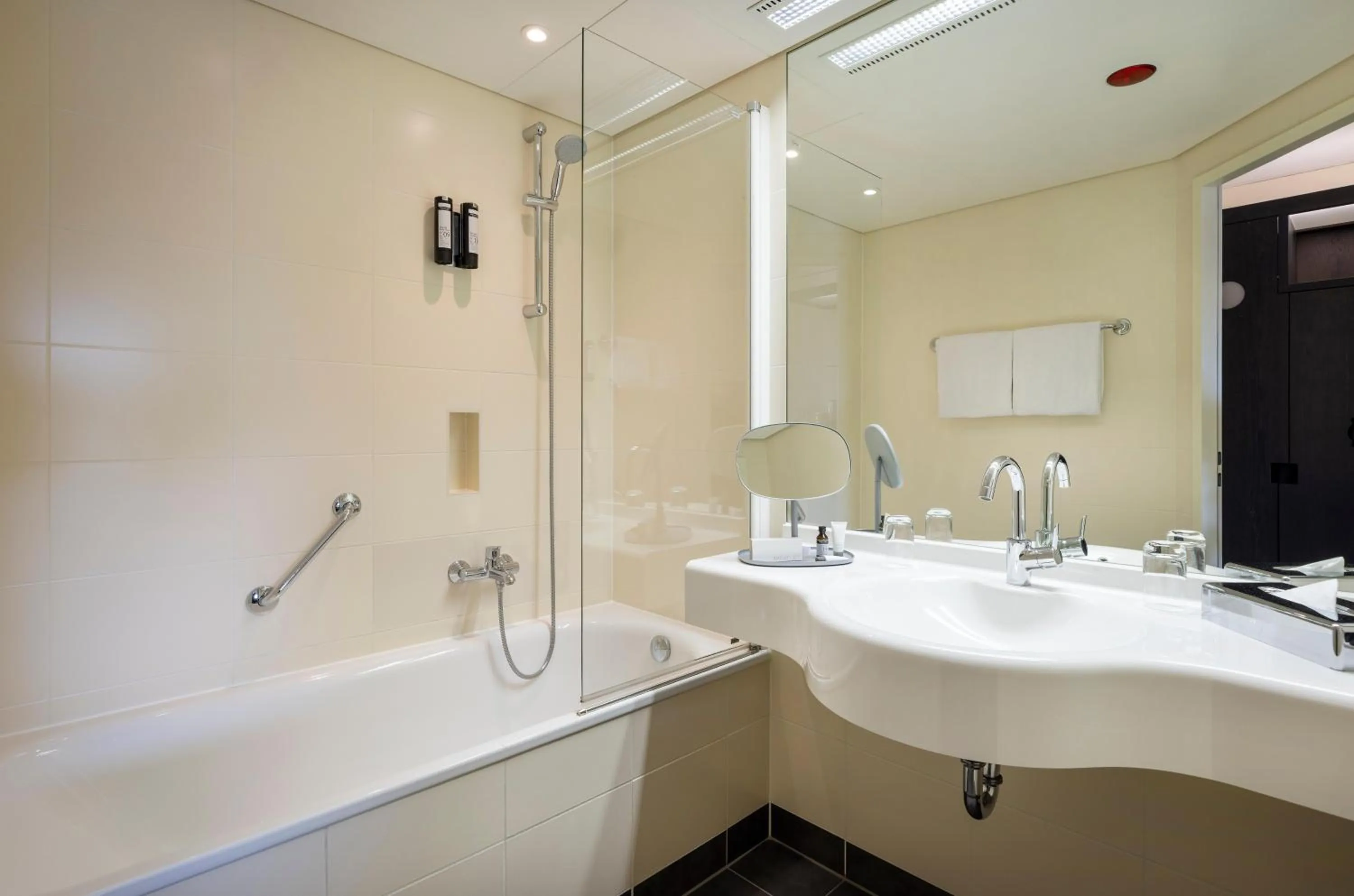 Bathroom in ARCOTEL Onyx Hamburg