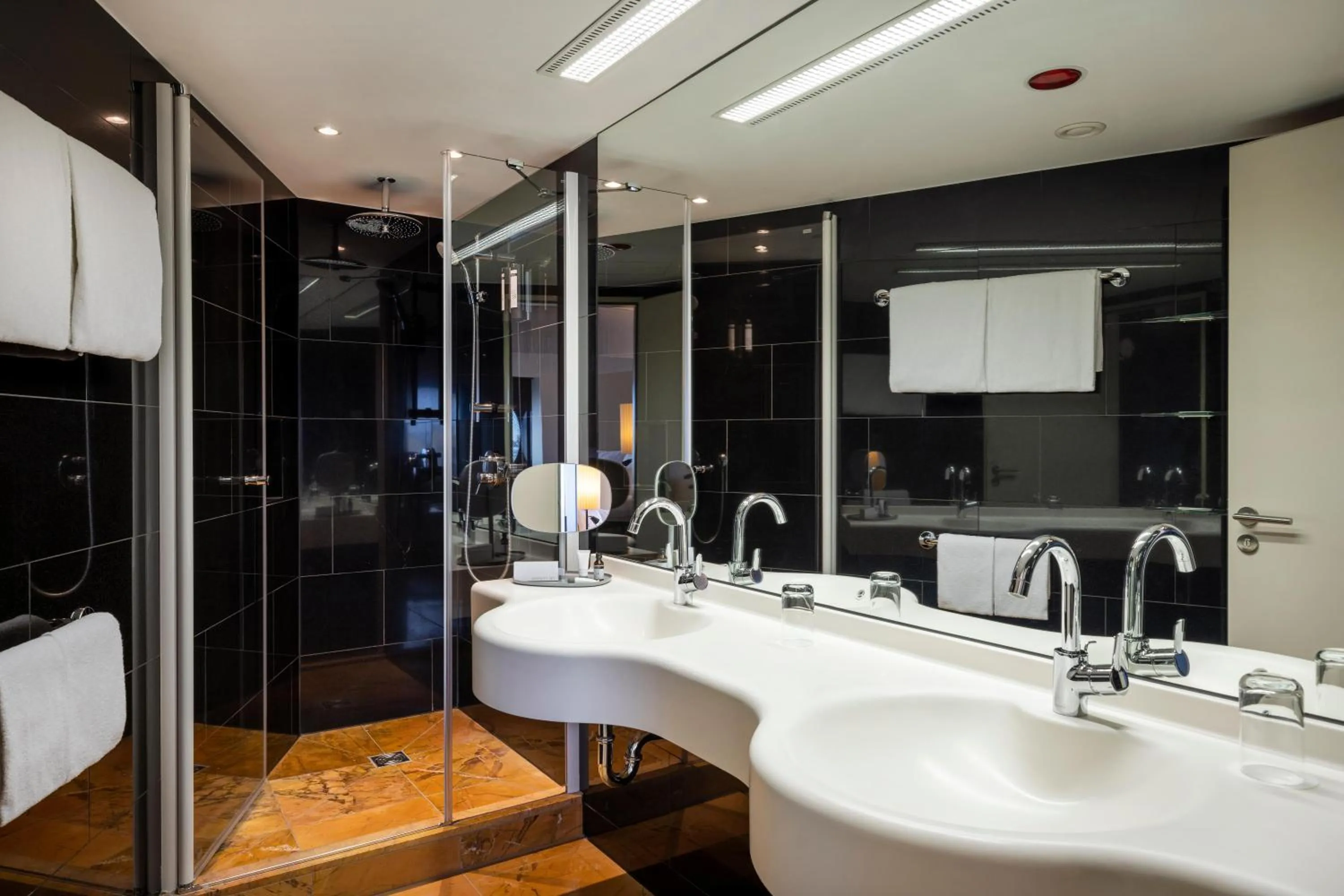 Shower in ARCOTEL Onyx Hamburg