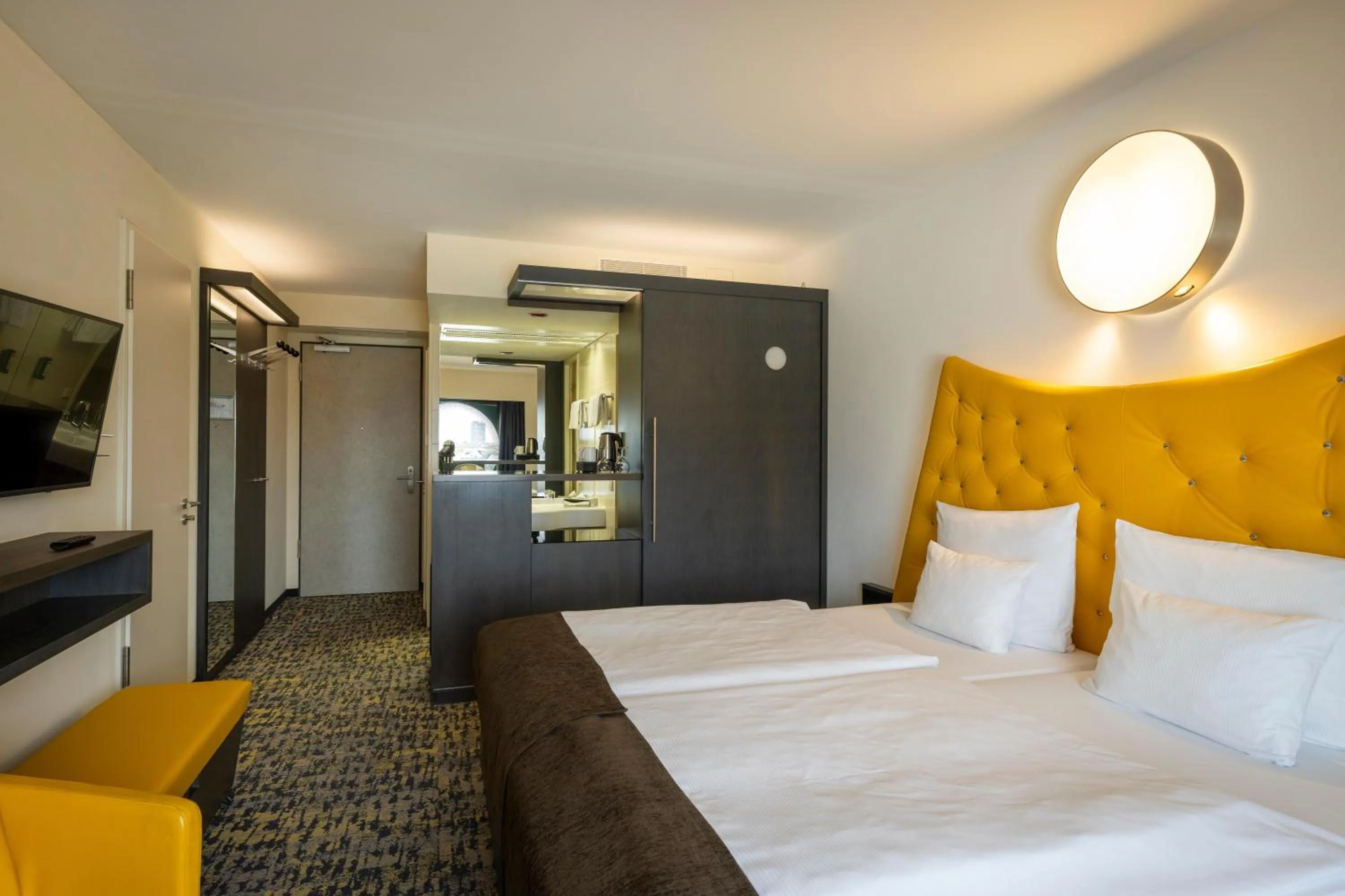 TV and multimedia, Bed in ARCOTEL Onyx Hamburg