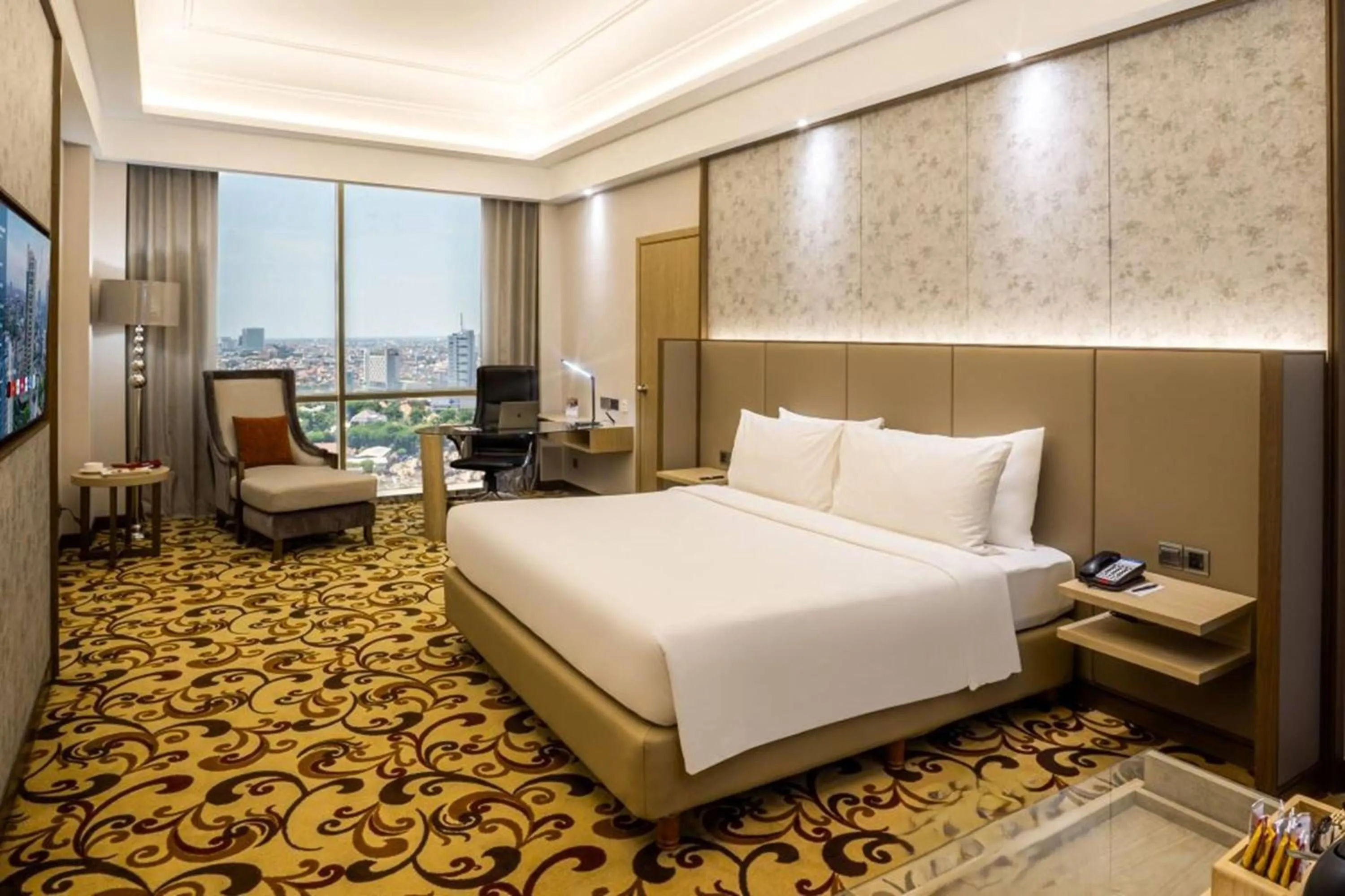 Photo of the whole room, Bed in Wyndham Surabaya