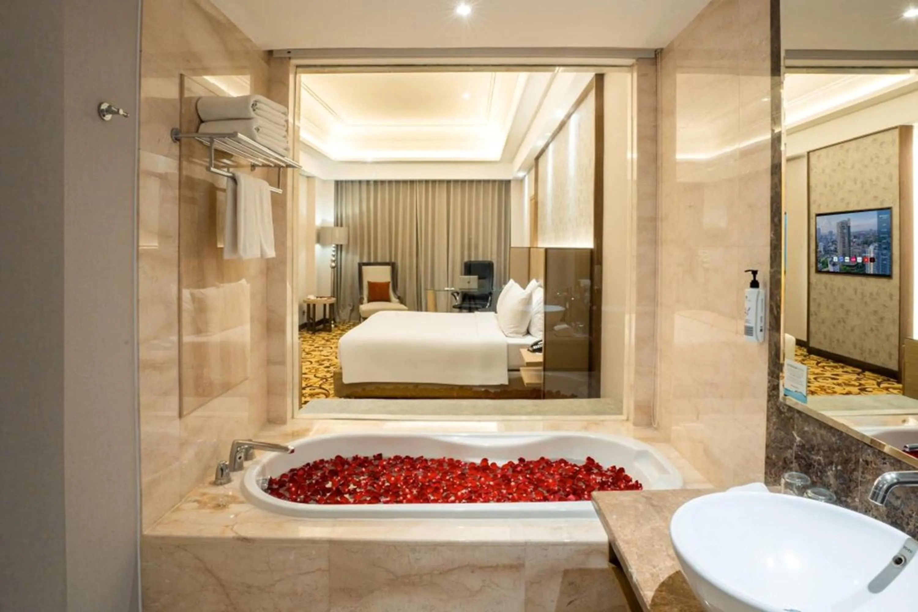 Bathroom, Bed in Wyndham Surabaya