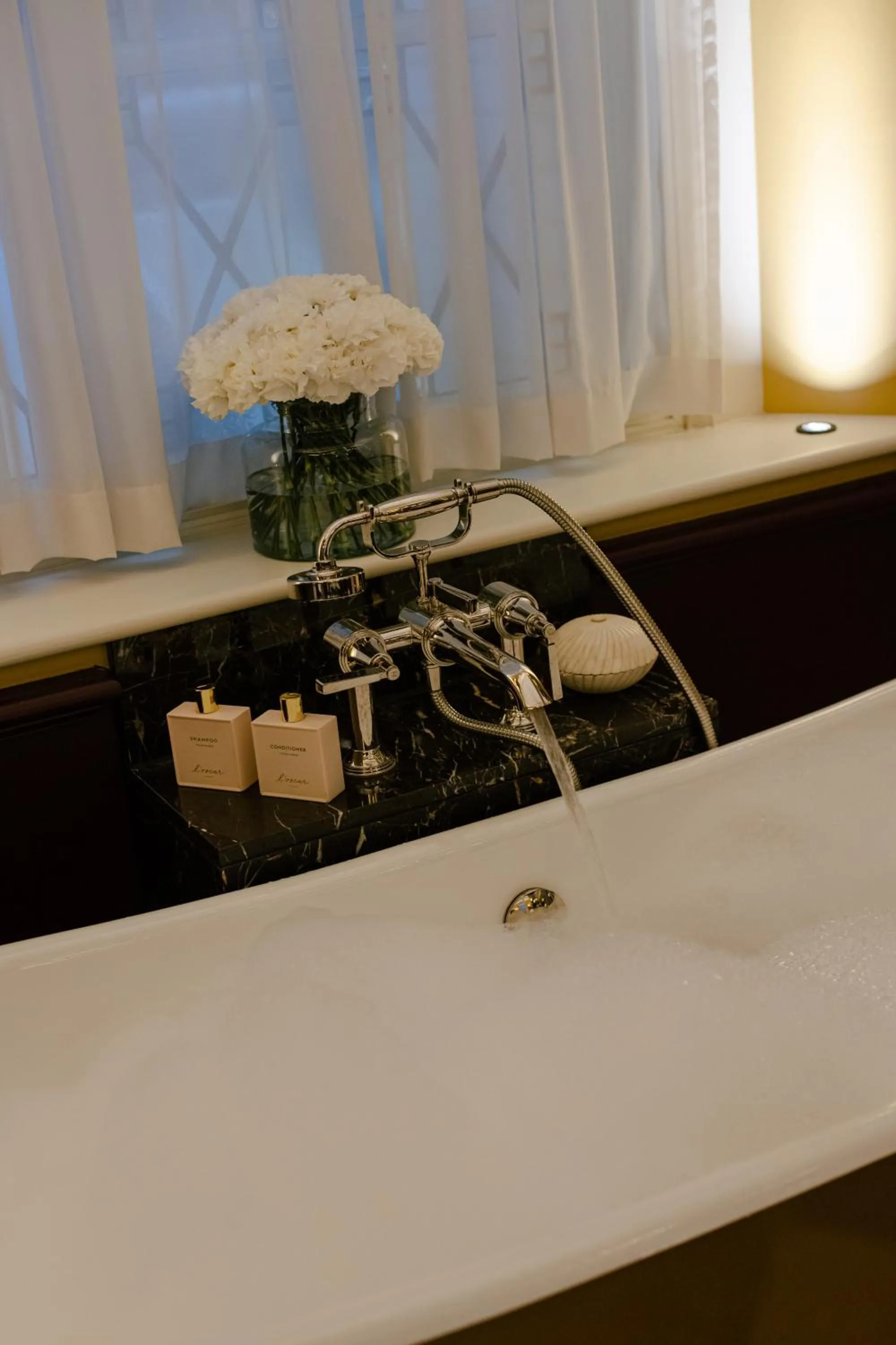 Bath in L'oscar London