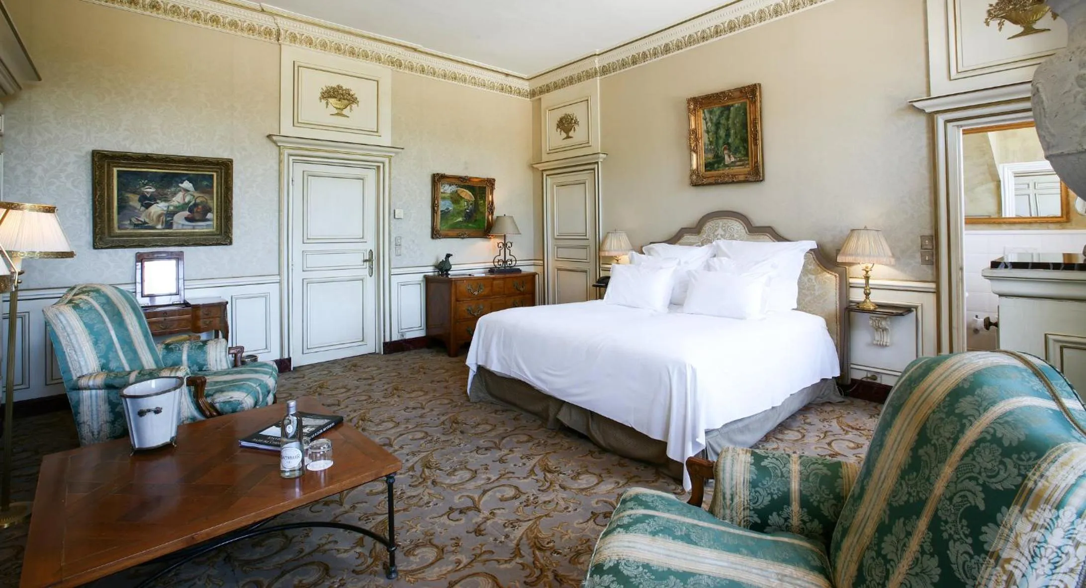 Bedroom, Bed in Château de Courcelles - Relais & Châteaux