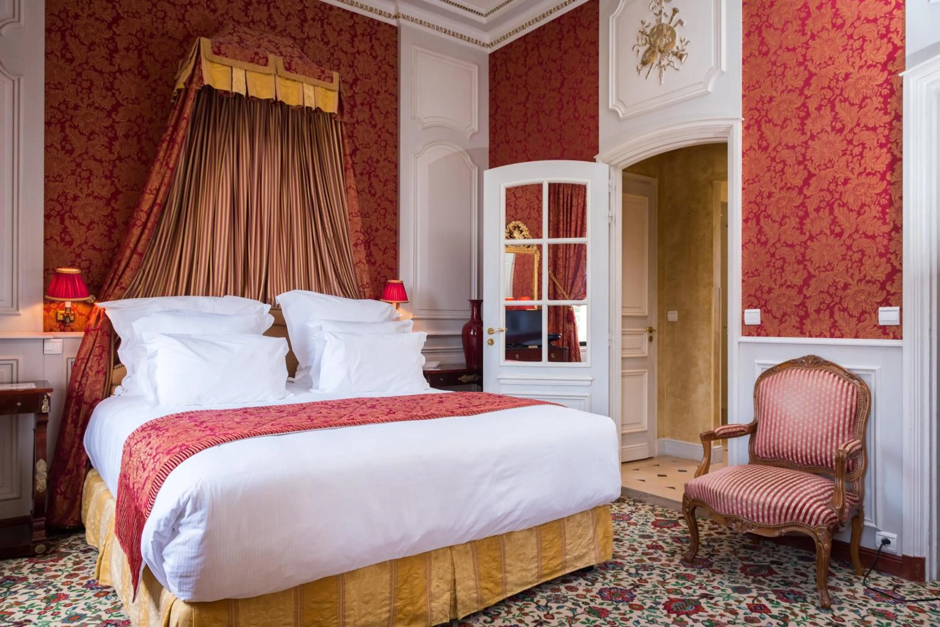Bedroom, Bed in Château de Courcelles - Relais & Châteaux