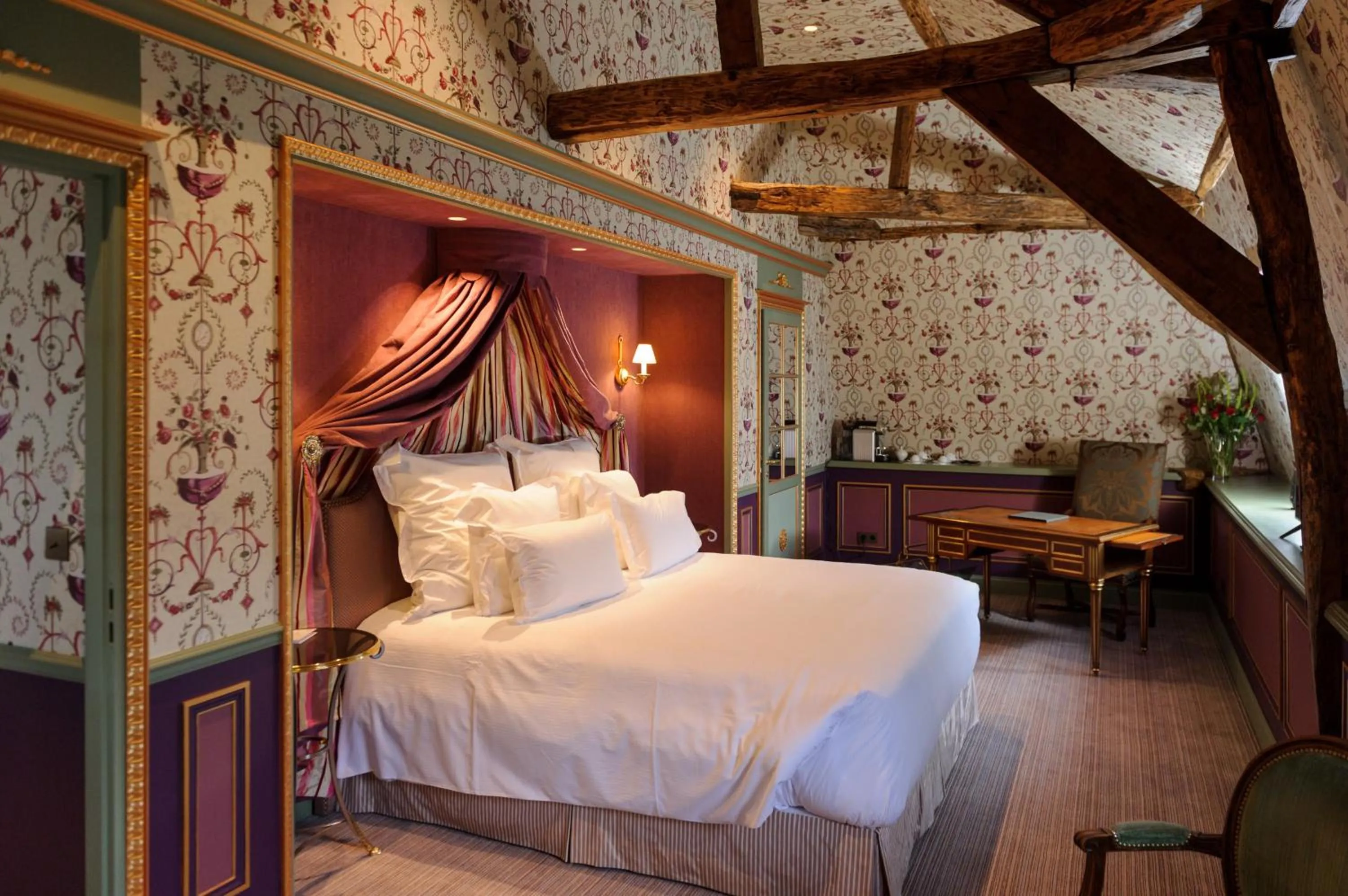 Bedroom, Bed in Château de Courcelles - Relais & Châteaux