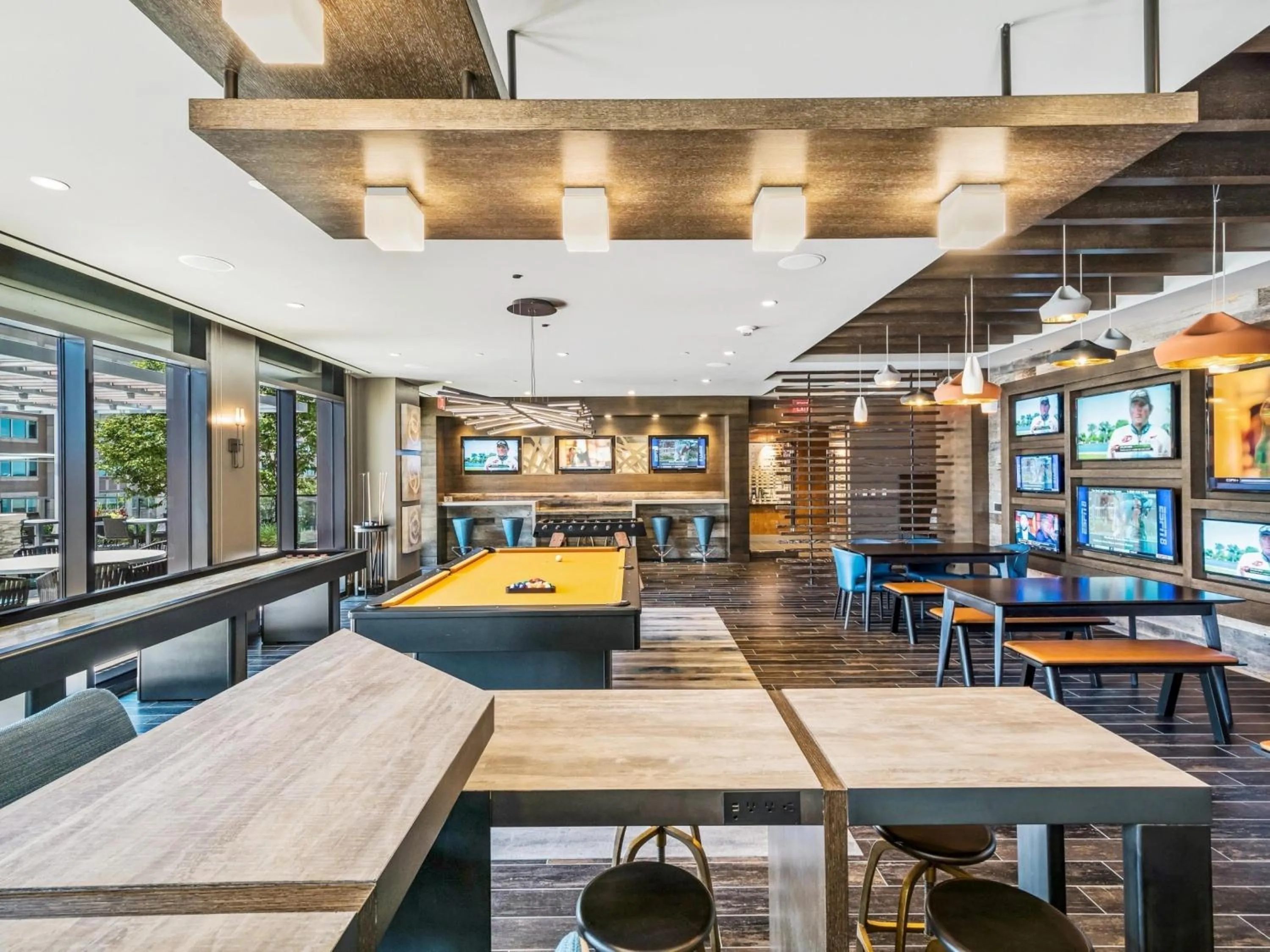 Communal lounge/ TV room in Global Luxury Suites at Reston Town Center