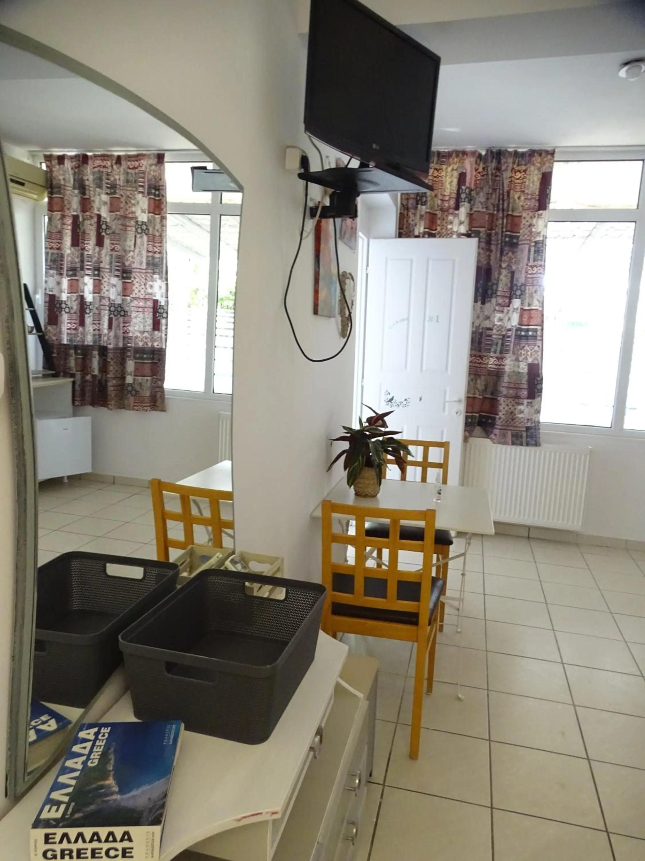 Photo of the whole room in Artemis GreenHill