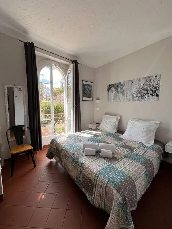 Bedroom in La Villa Roseraie , Hôtel Familial OUVERT TOUTE L ANNEE