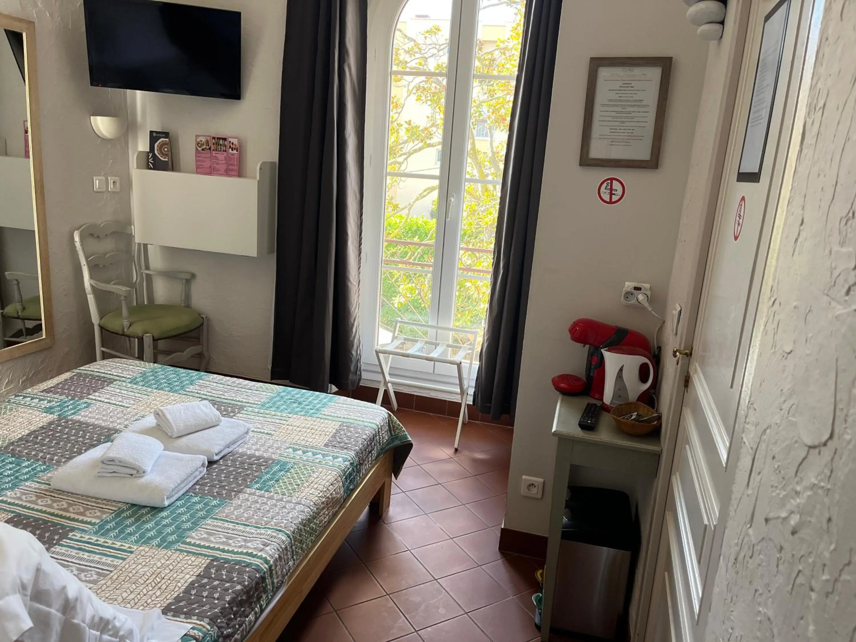 Bedroom in La Villa Roseraie , Hôtel Familial OUVERT TOUTE L ANNEE