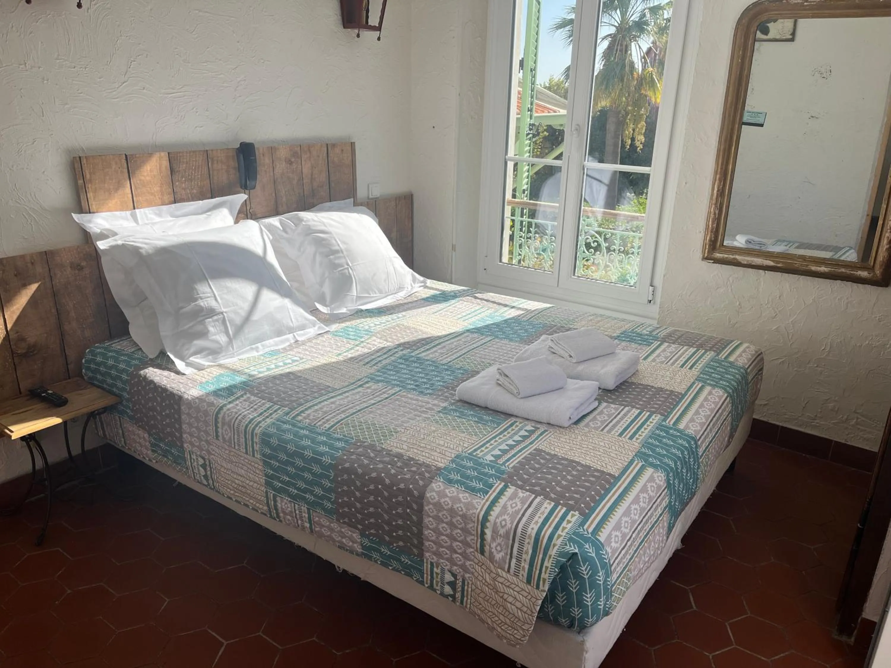 Bedroom in La Villa Roseraie , Hôtel Familial OUVERT TOUTE L ANNEE