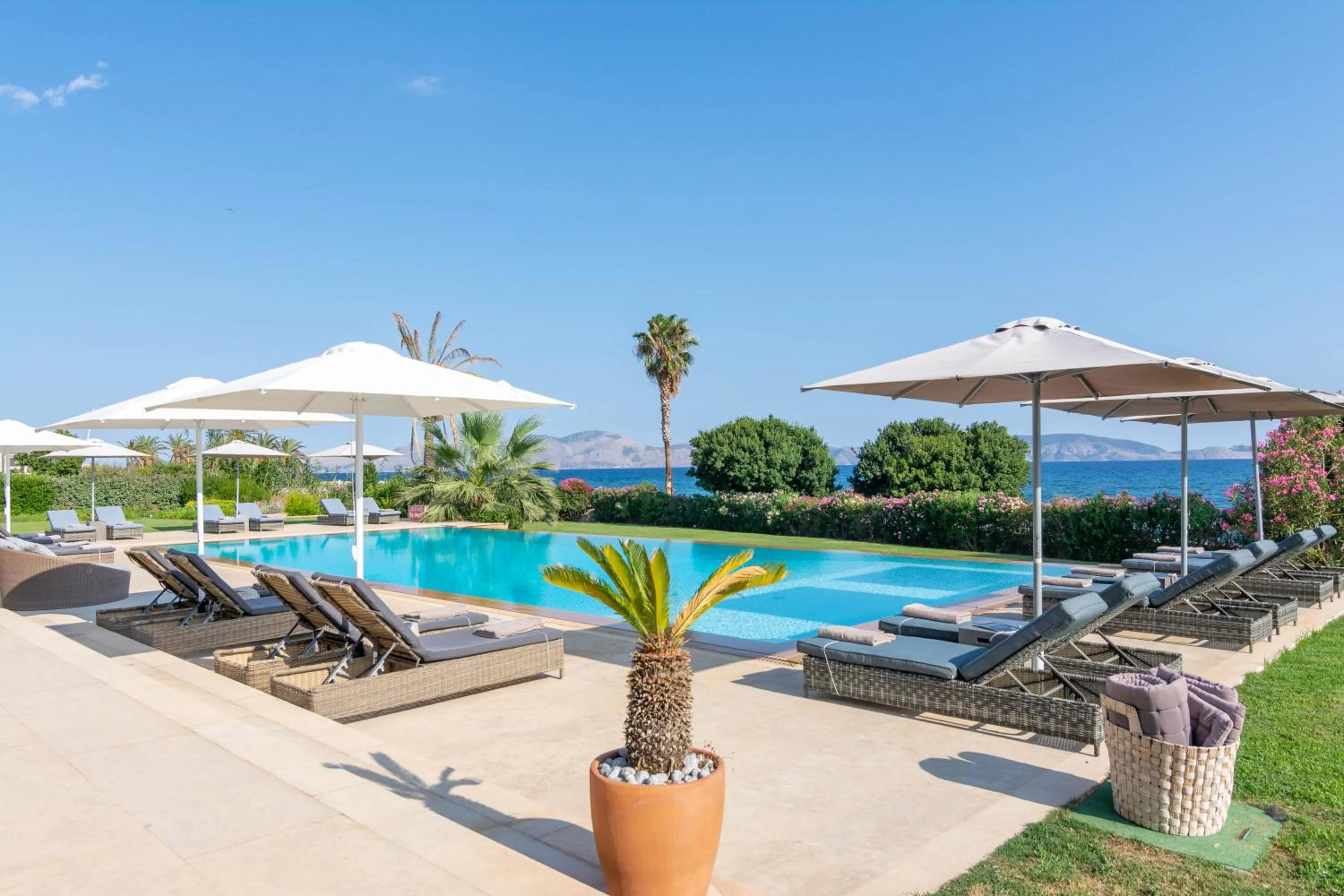 Pool view in Therme Sea Luxury Lodge