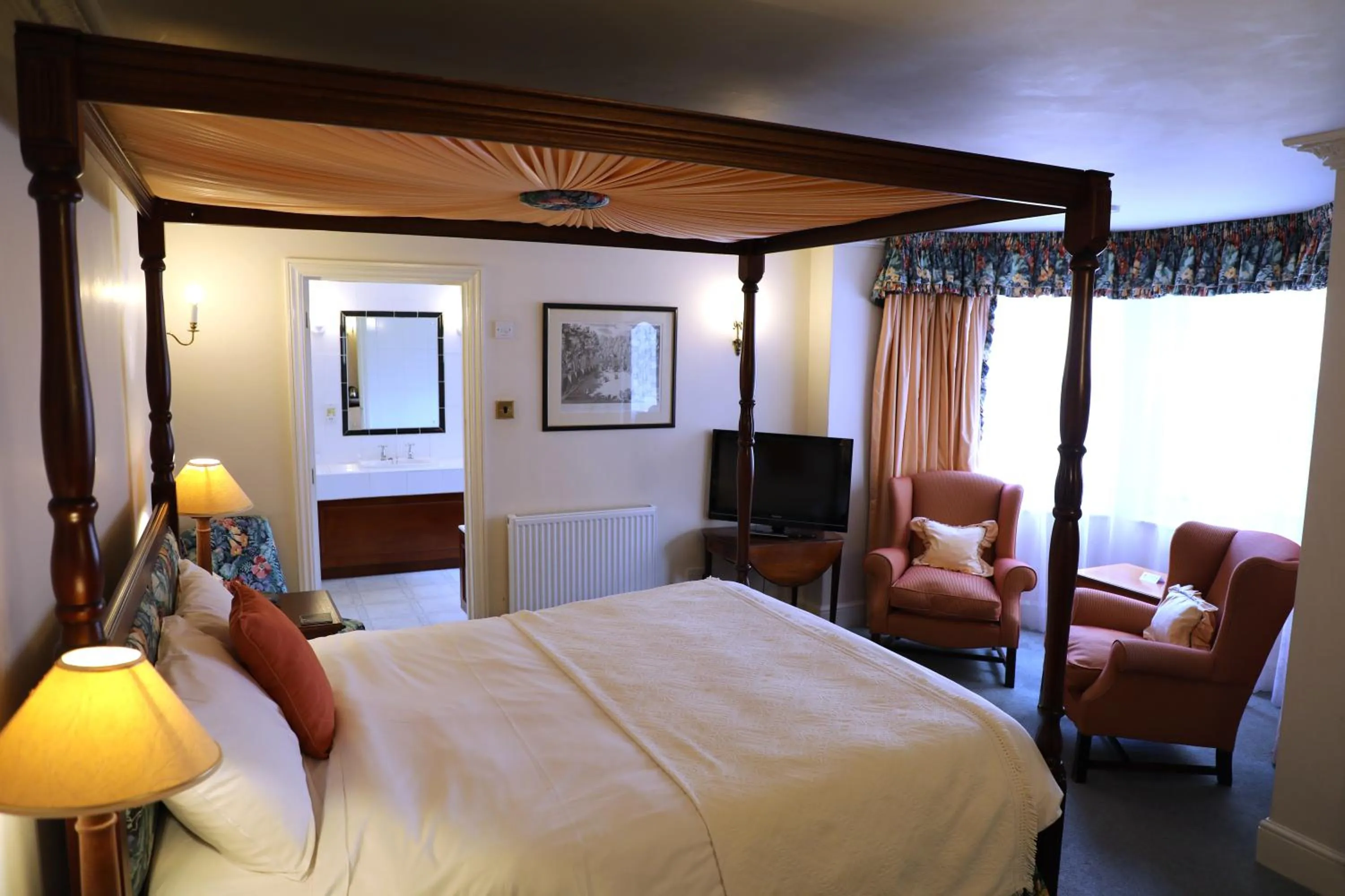 Bed in Chiseldon House Hotel