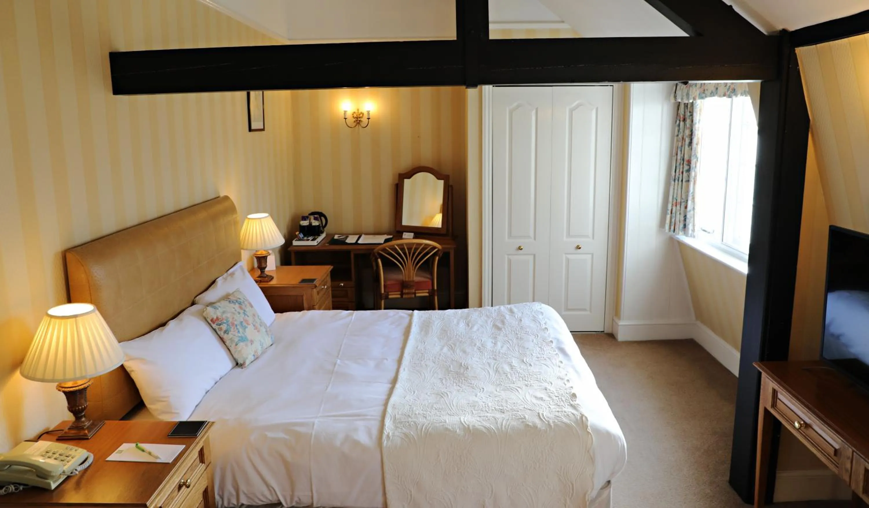 Bed in Chiseldon House Hotel