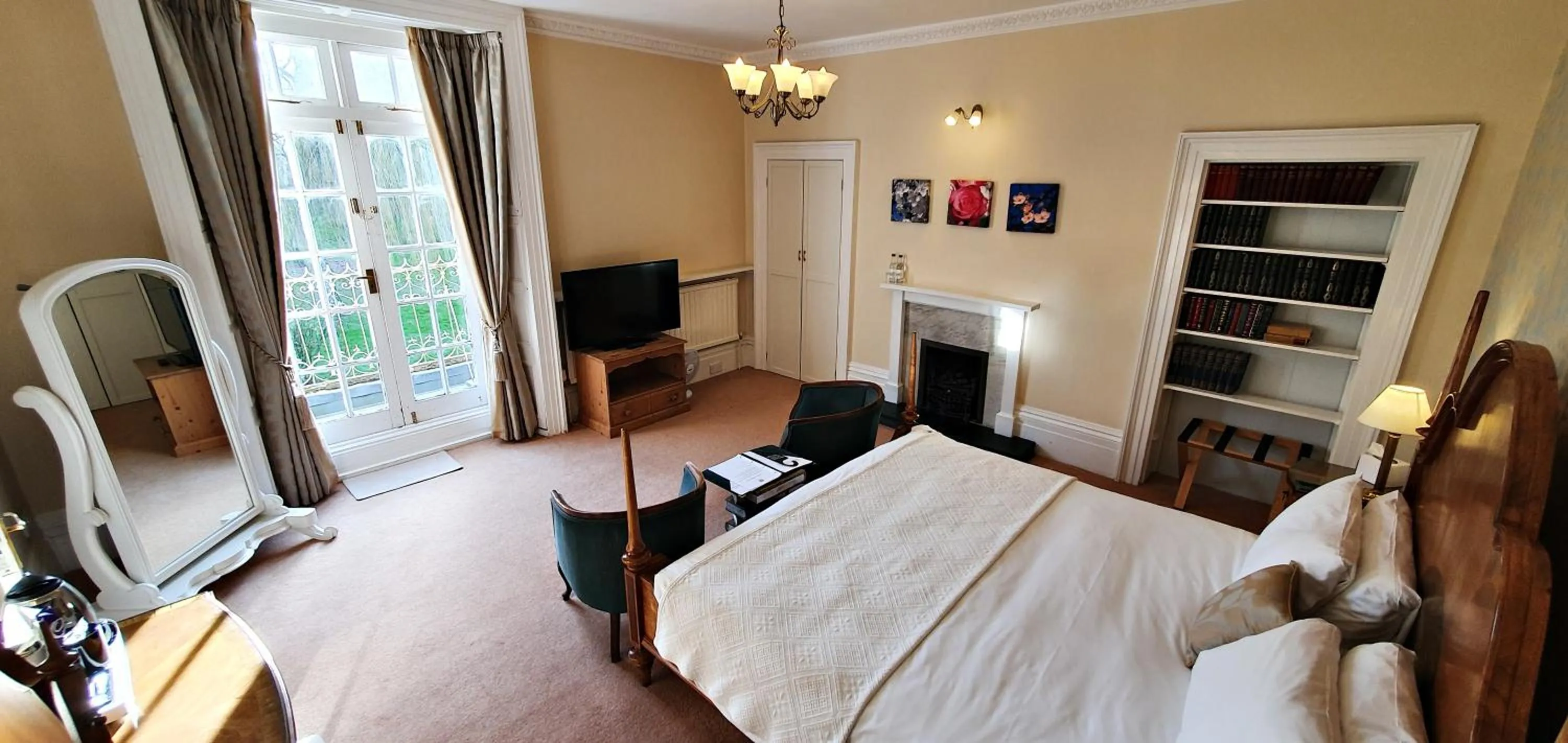 Bed in Chiseldon House Hotel