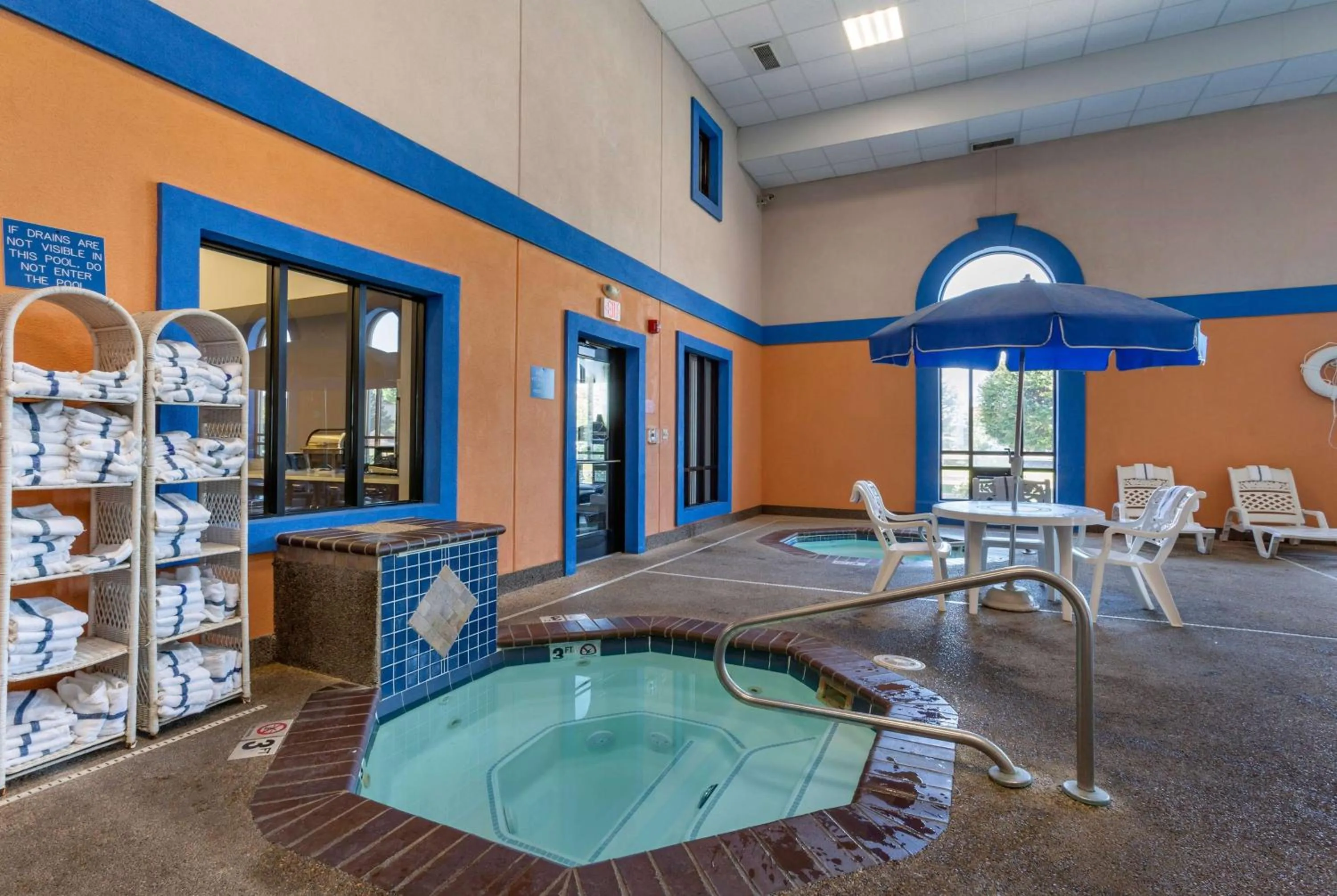 Pool view in Howard Johnson by Wyndham Billings